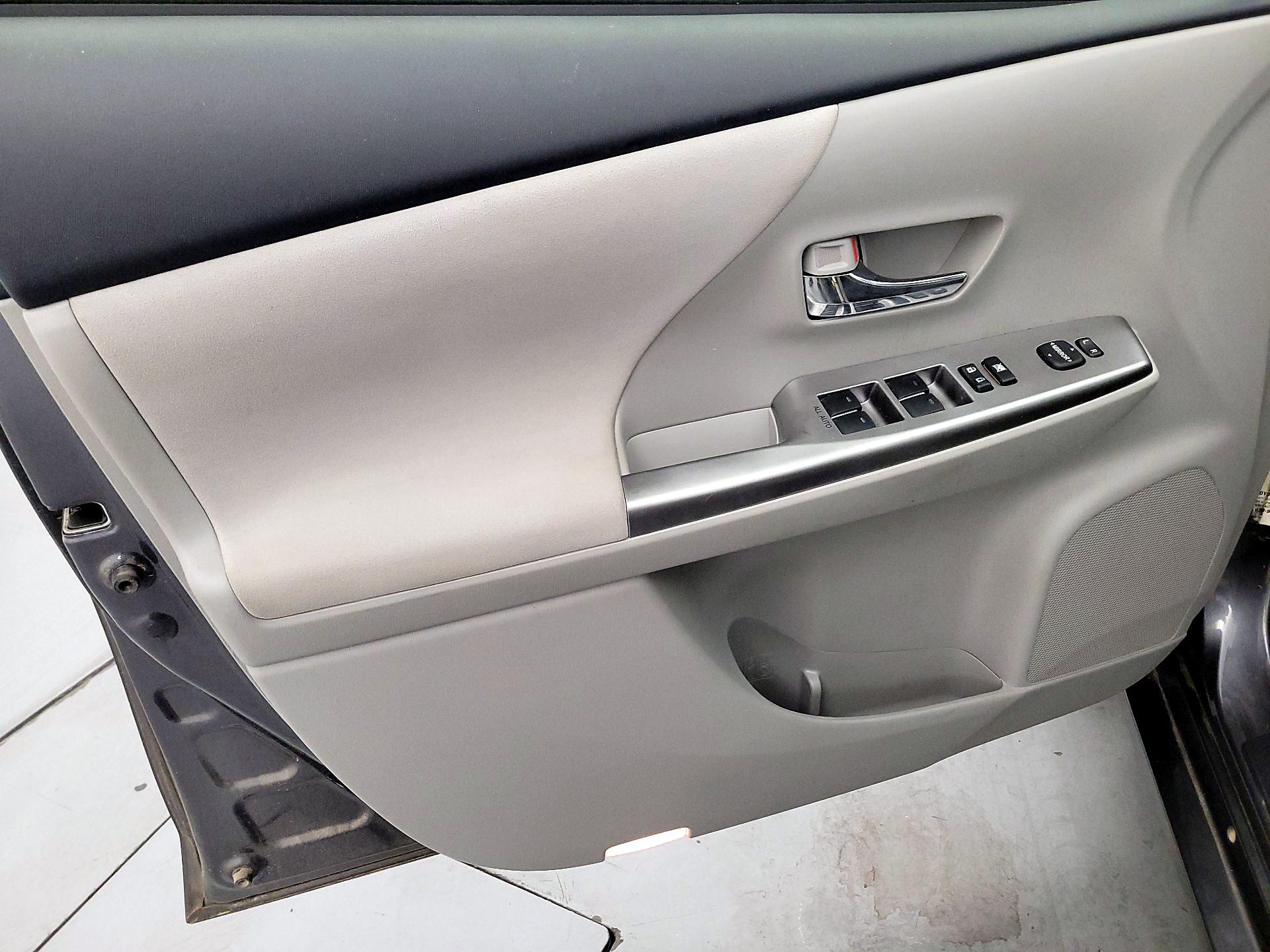 Thumbnail: 2016 Toyota Prius v - 12
