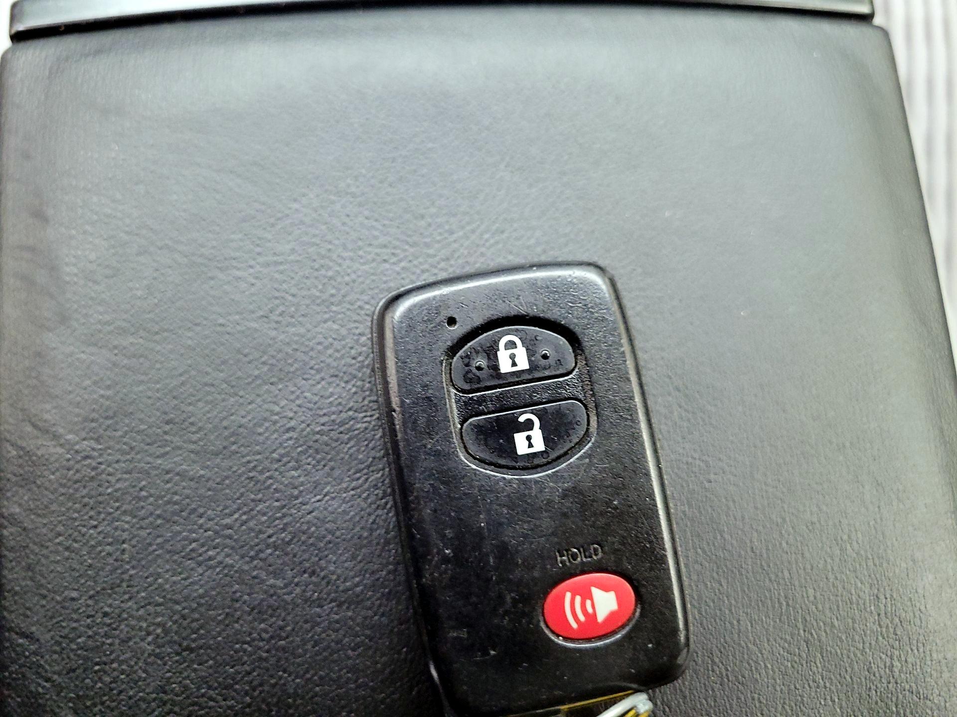 Thumbnail: 2016 Toyota Prius v - 18