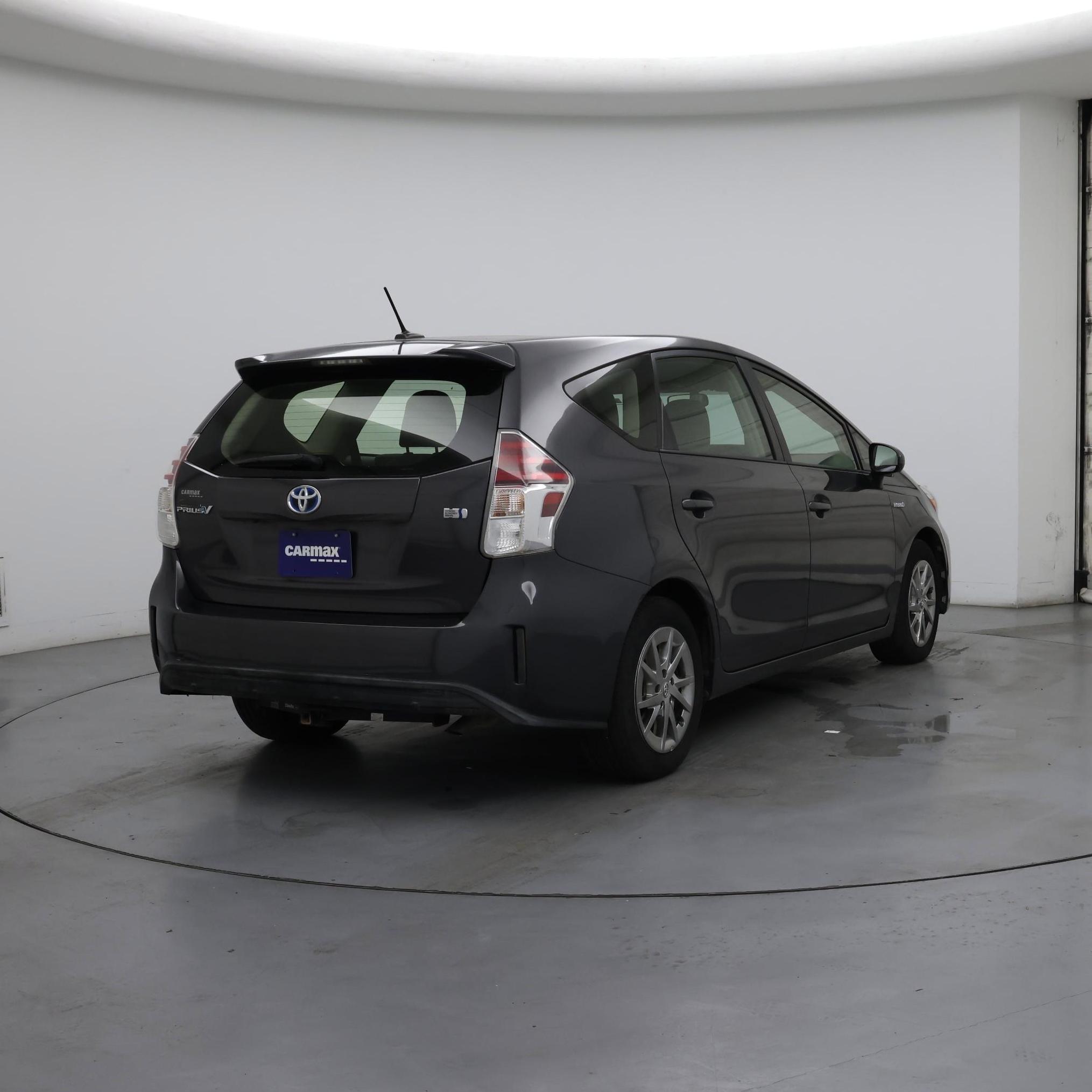 Thumbnail: 2016 Toyota Prius v - 8