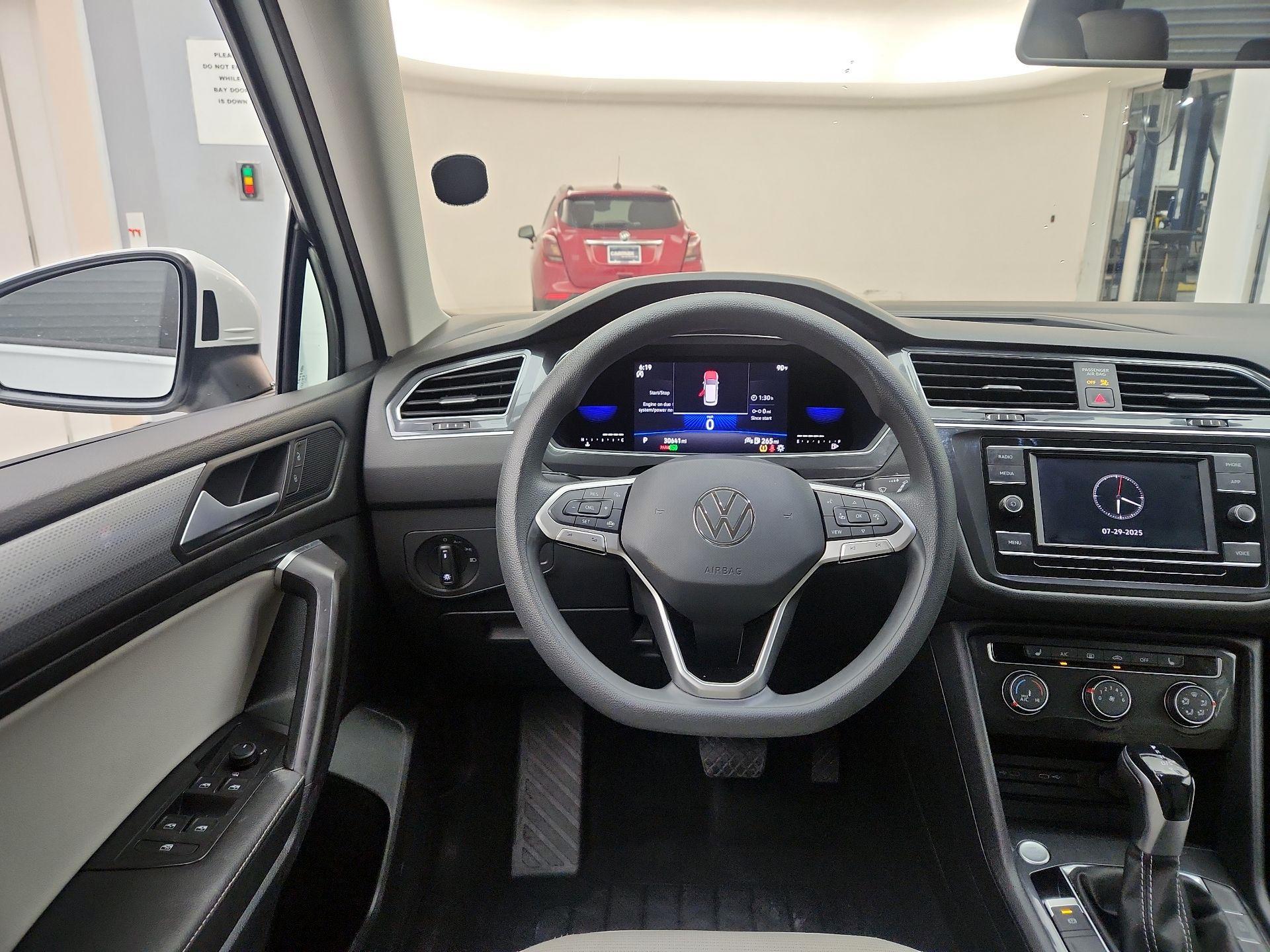 Thumbnail: 2022 Volkswagen Tiguan - 10