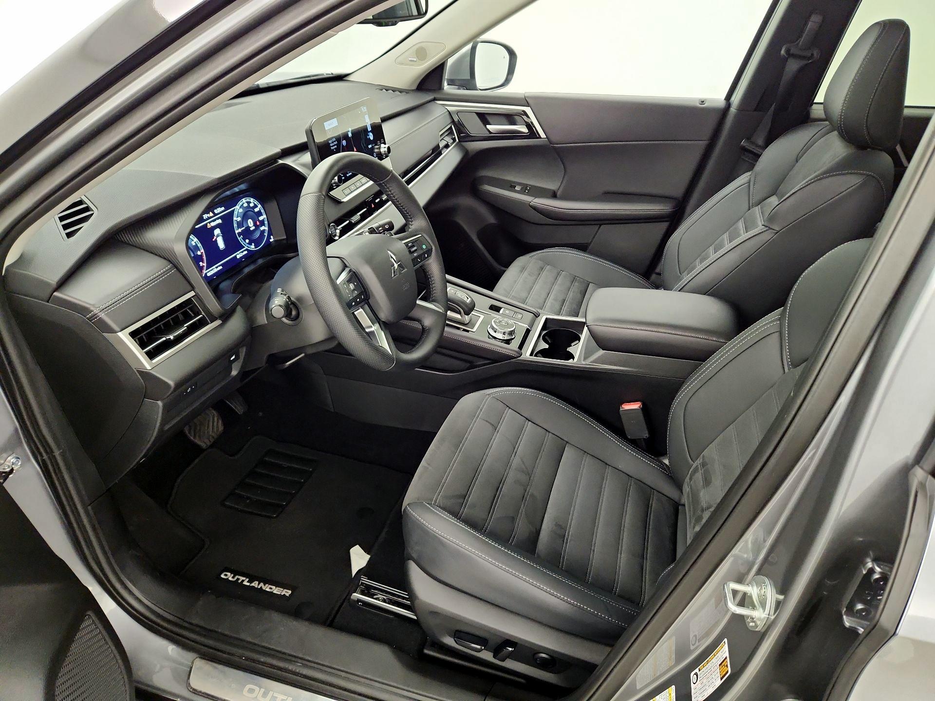 Thumbnail: 2024 Mitsubishi Outlander - 11