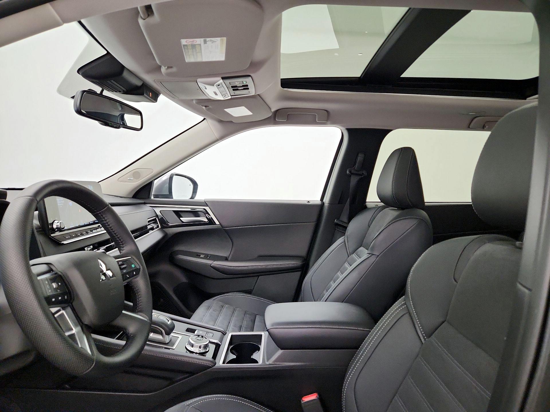 Thumbnail: 2024 Mitsubishi Outlander - 20