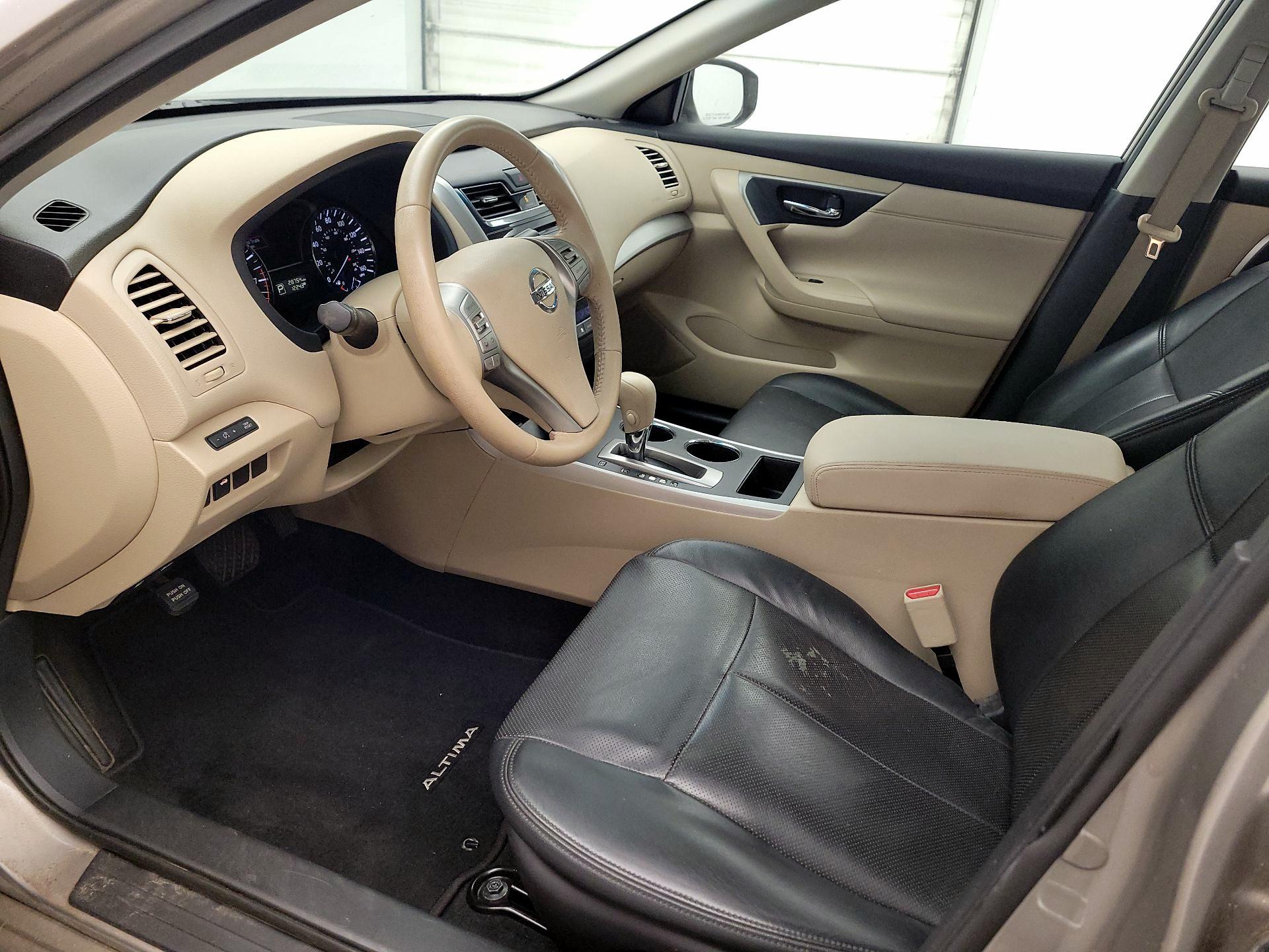 Thumbnail: 2015 Nissan Altima - 11