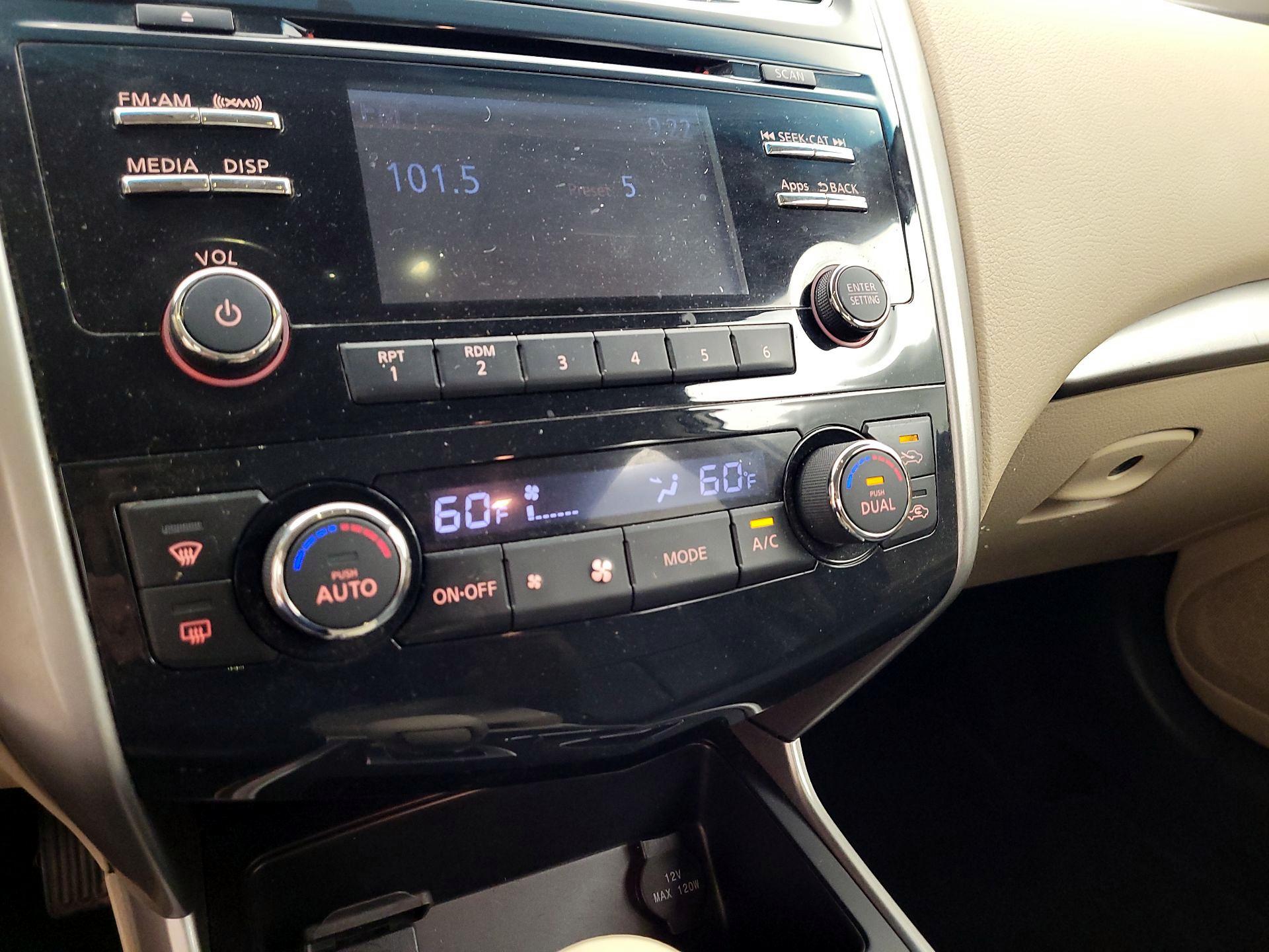 Thumbnail: 2015 Nissan Altima - 14