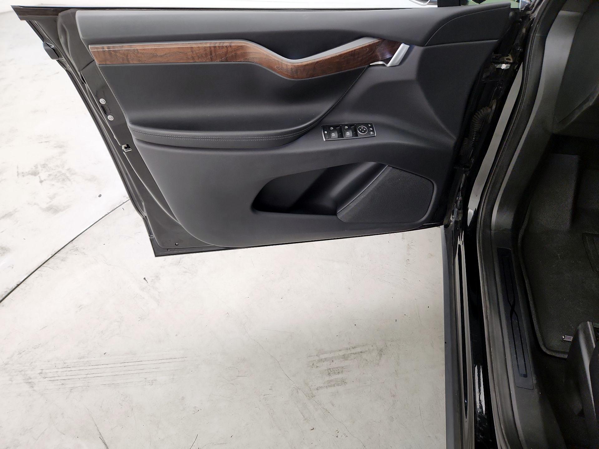 Thumbnail: 2020 Tesla Model X - 12