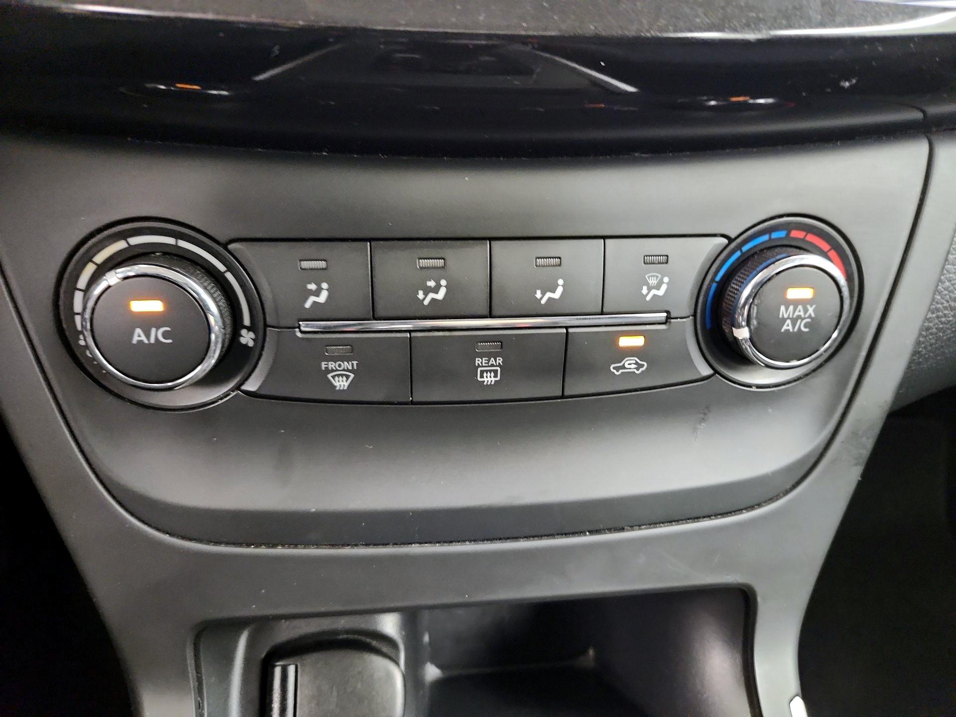 Thumbnail: 2016 Nissan Sentra - 16