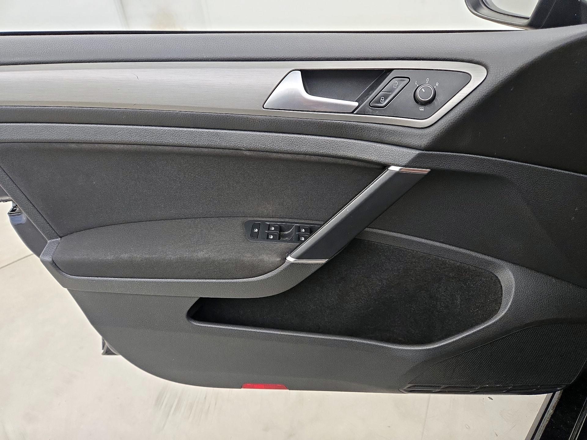 Thumbnail: 2016 Volkswagen Golf - 12