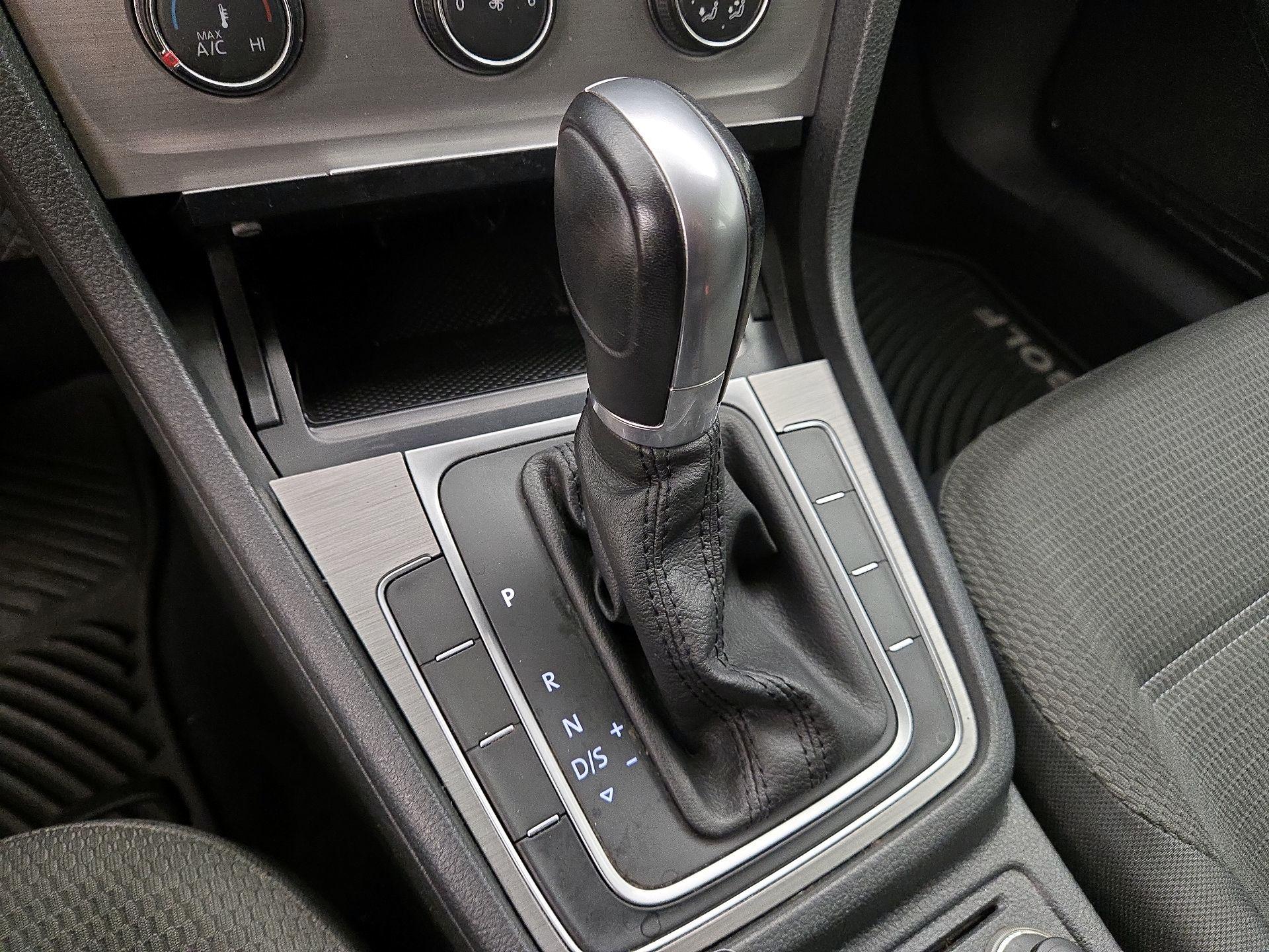 Thumbnail: 2016 Volkswagen Golf - 17