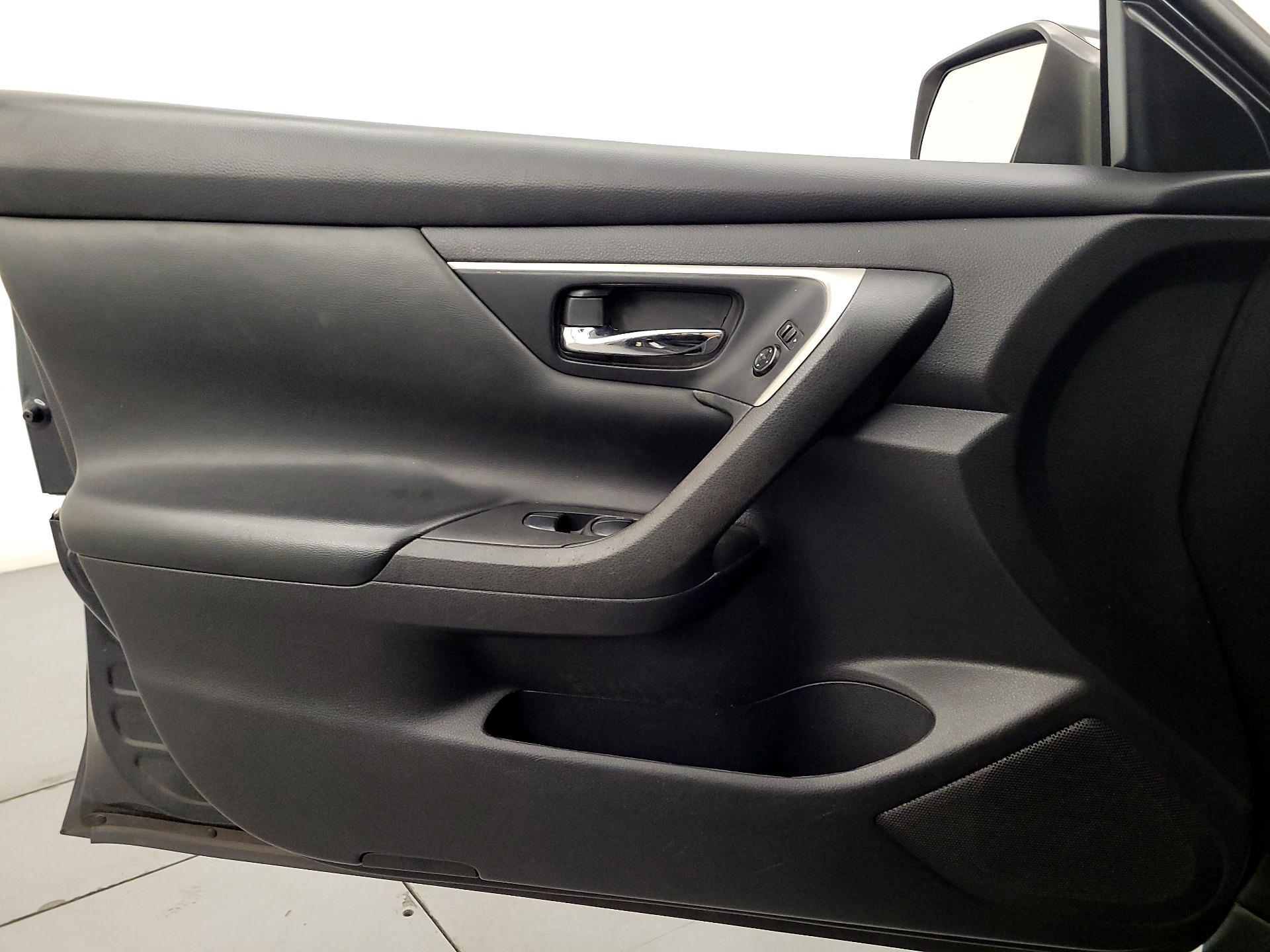 Thumbnail: 2016 Nissan Altima - 12