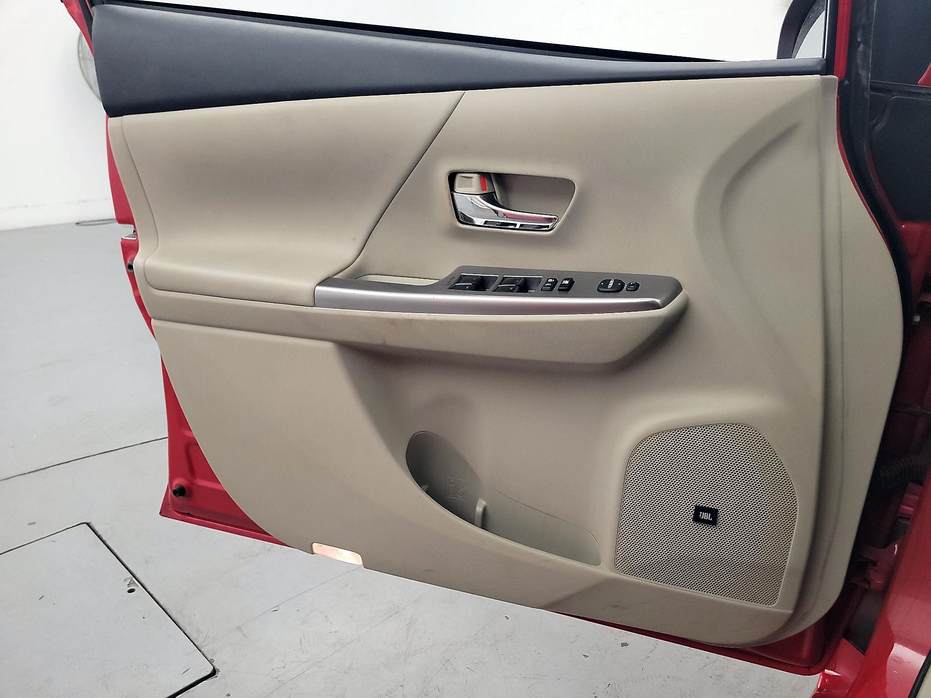 Thumbnail: 2015 Toyota Prius v - 12