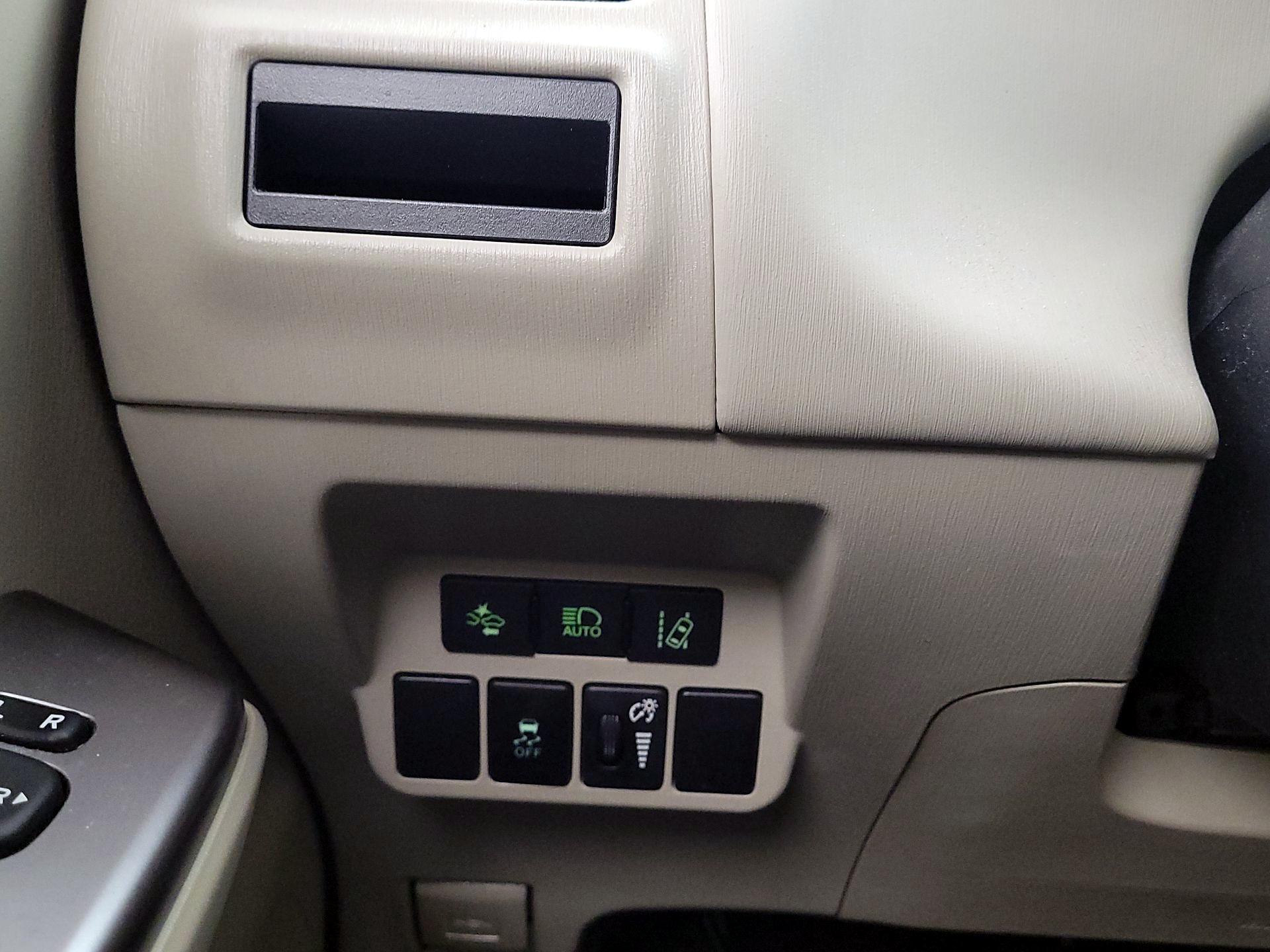 Thumbnail: 2015 Toyota Prius v - 13