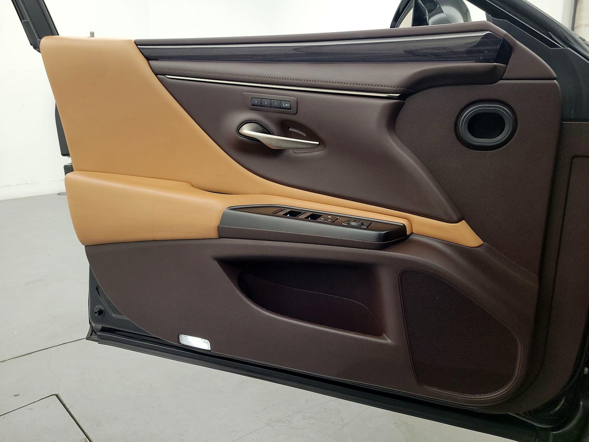 Thumbnail: 2019 Lexus ES - 12