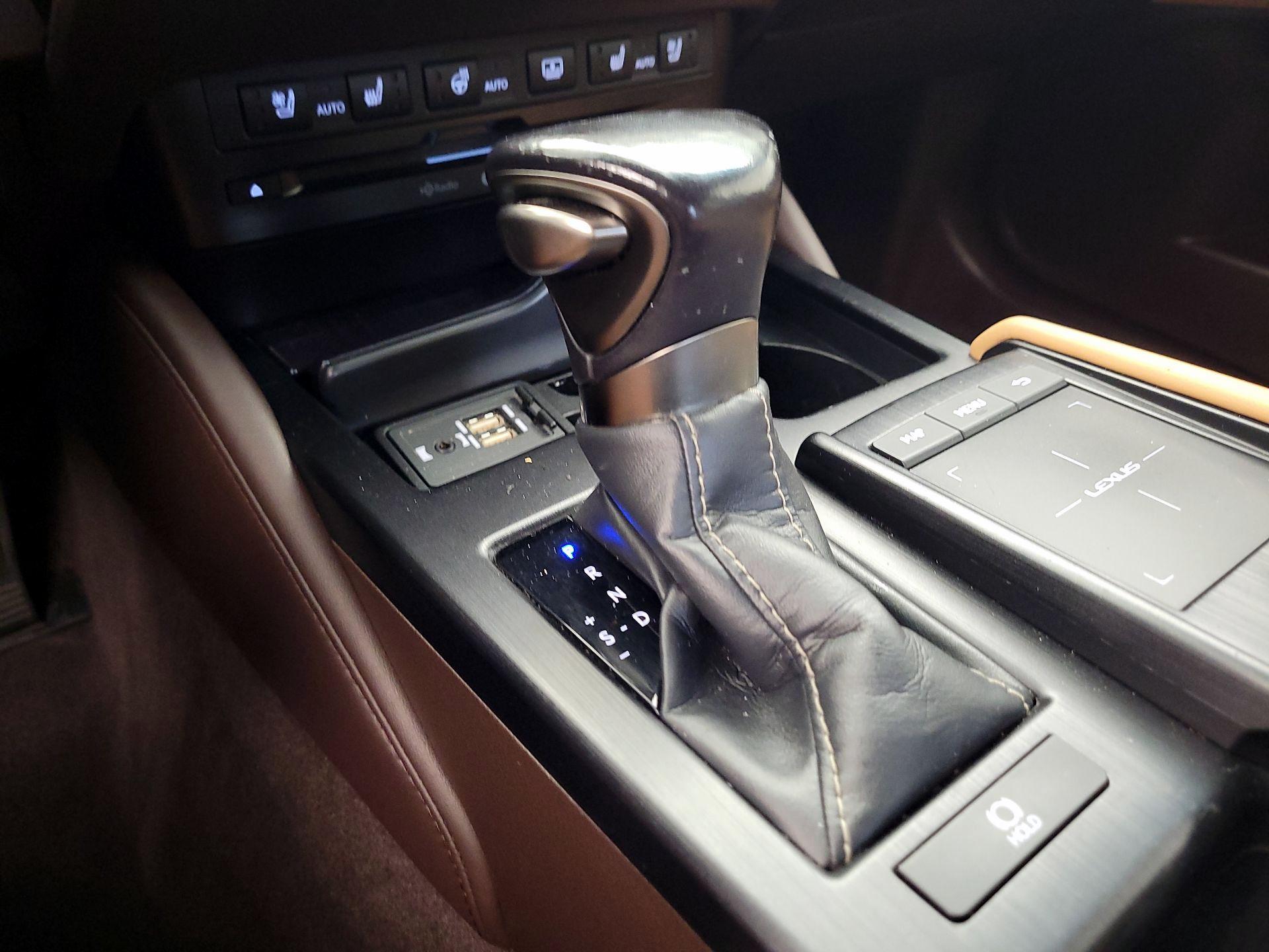 Thumbnail: 2019 Lexus ES - 18