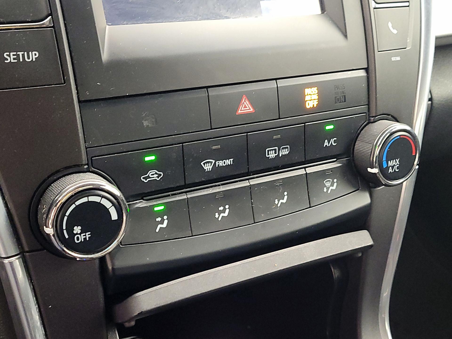 Thumbnail: 2015 Toyota Camry - 16