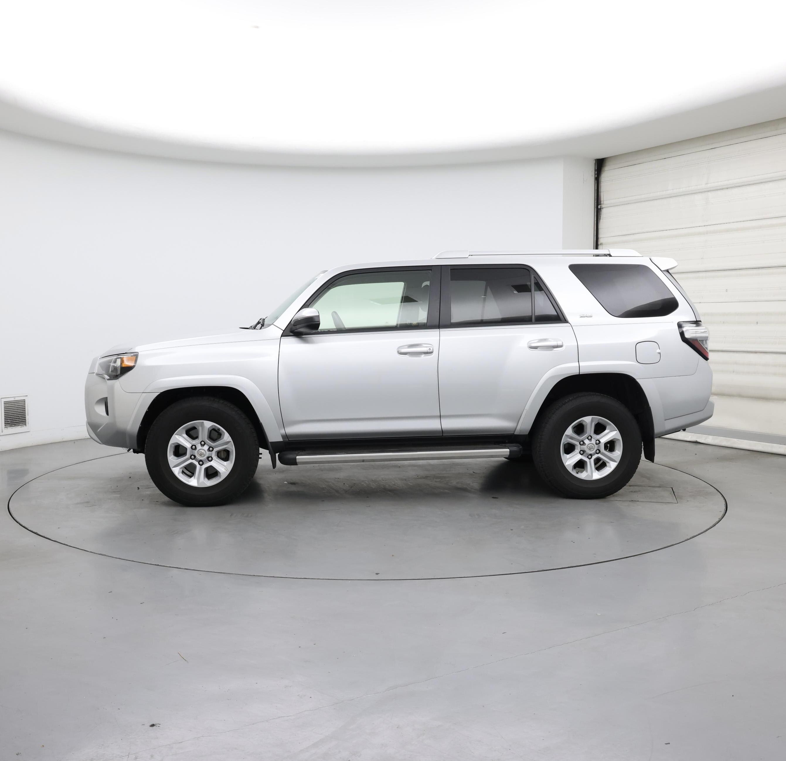 Thumbnail: 2016 Toyota 4Runner - 3