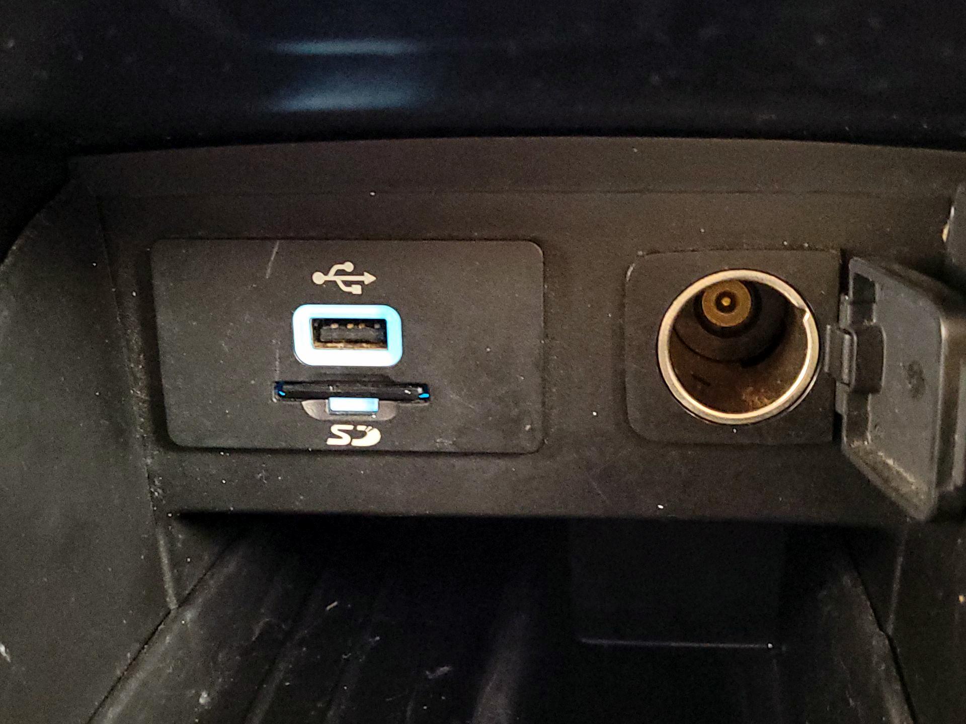 Thumbnail: 2016 Ford Explorer - 18