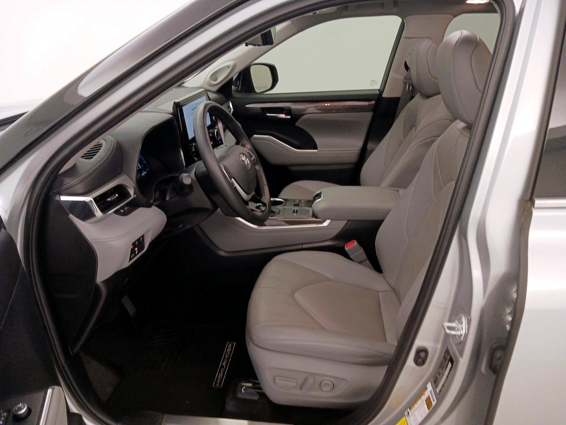 Thumbnail: 2023 Toyota Highlander - 11