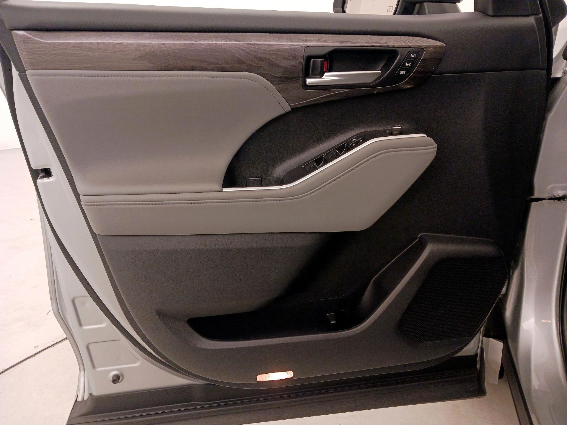 Thumbnail: 2023 Toyota Highlander - 12