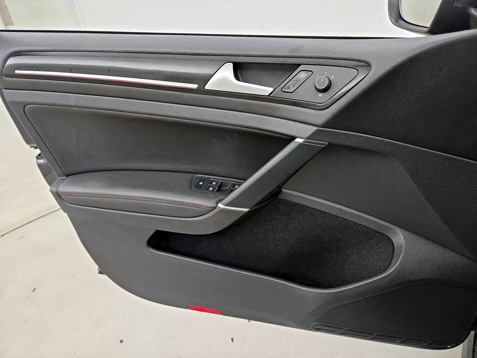 Thumbnail: 2016 Volkswagen Golf - 12