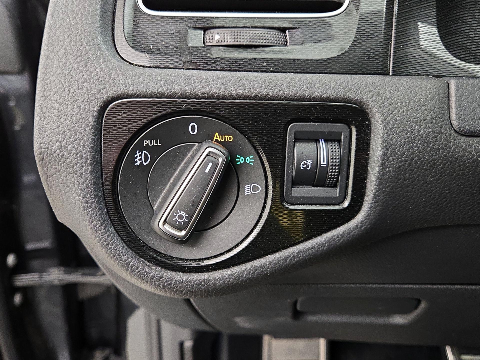 Thumbnail: 2016 Volkswagen Golf - 13