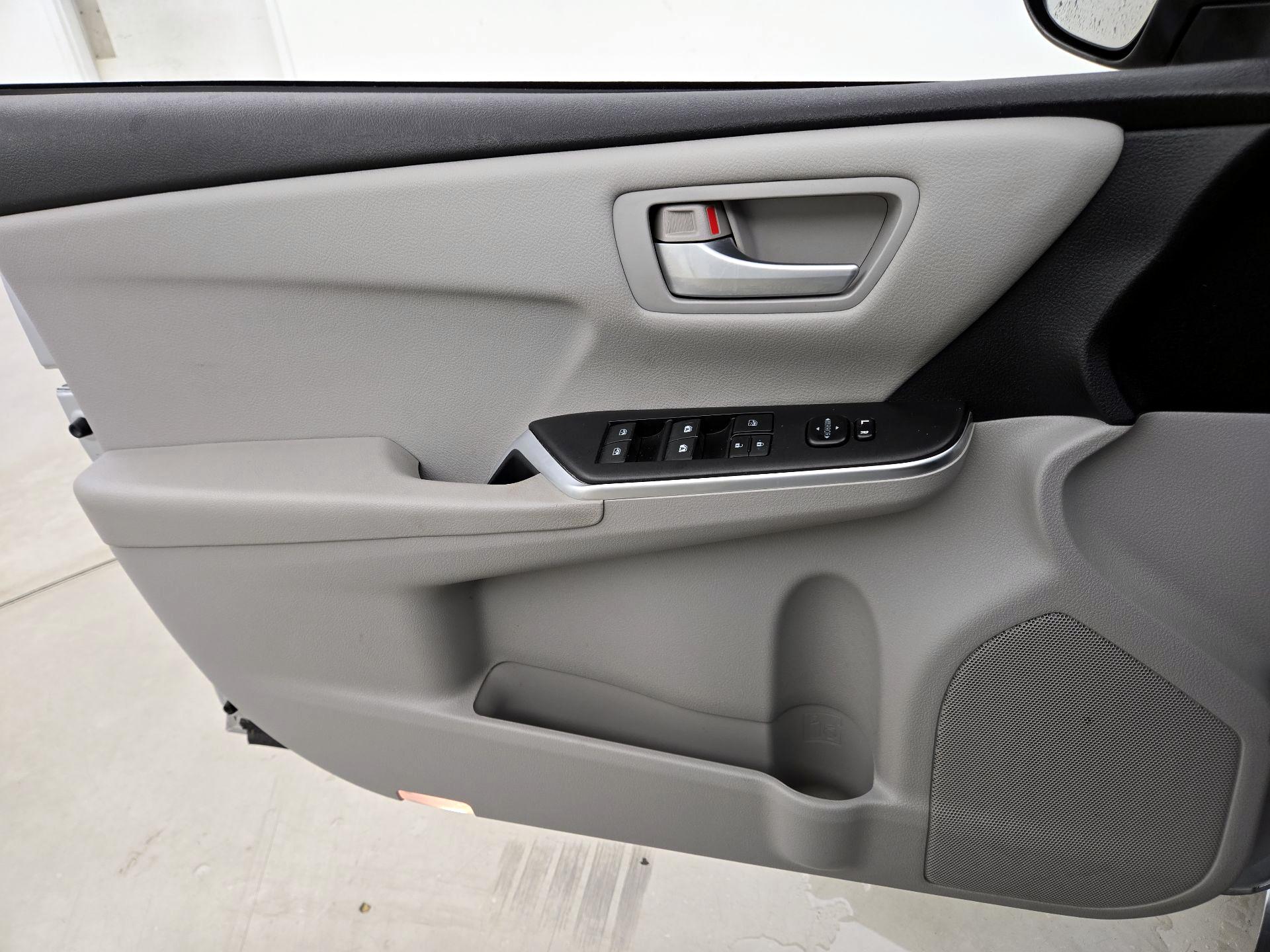 Thumbnail: 2015 Toyota Camry - 12