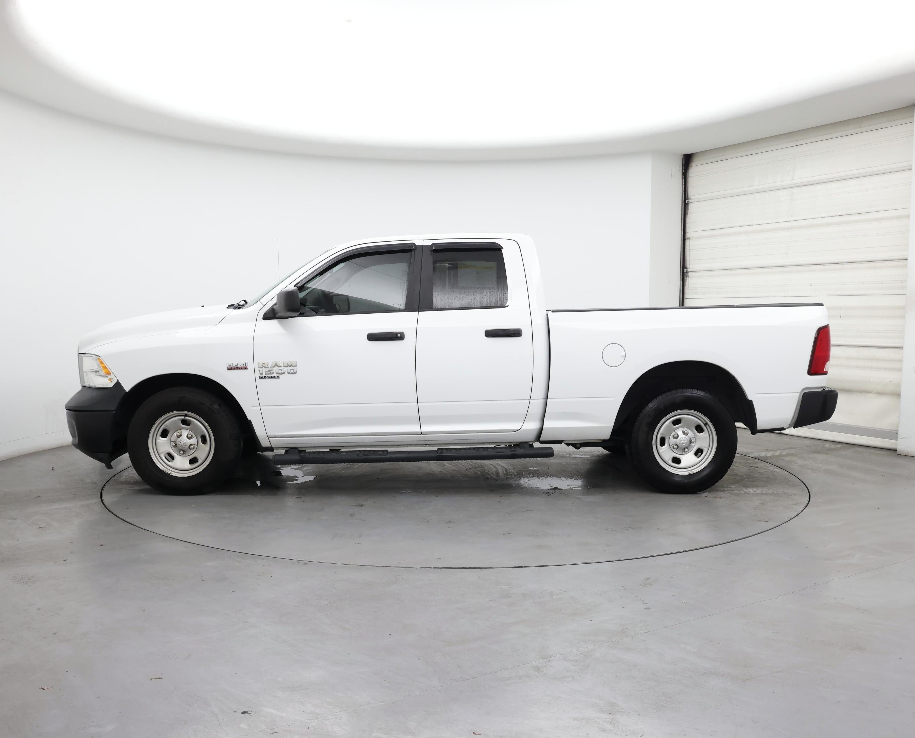 Thumbnail: 2019 RAM 1500 Classic - 3