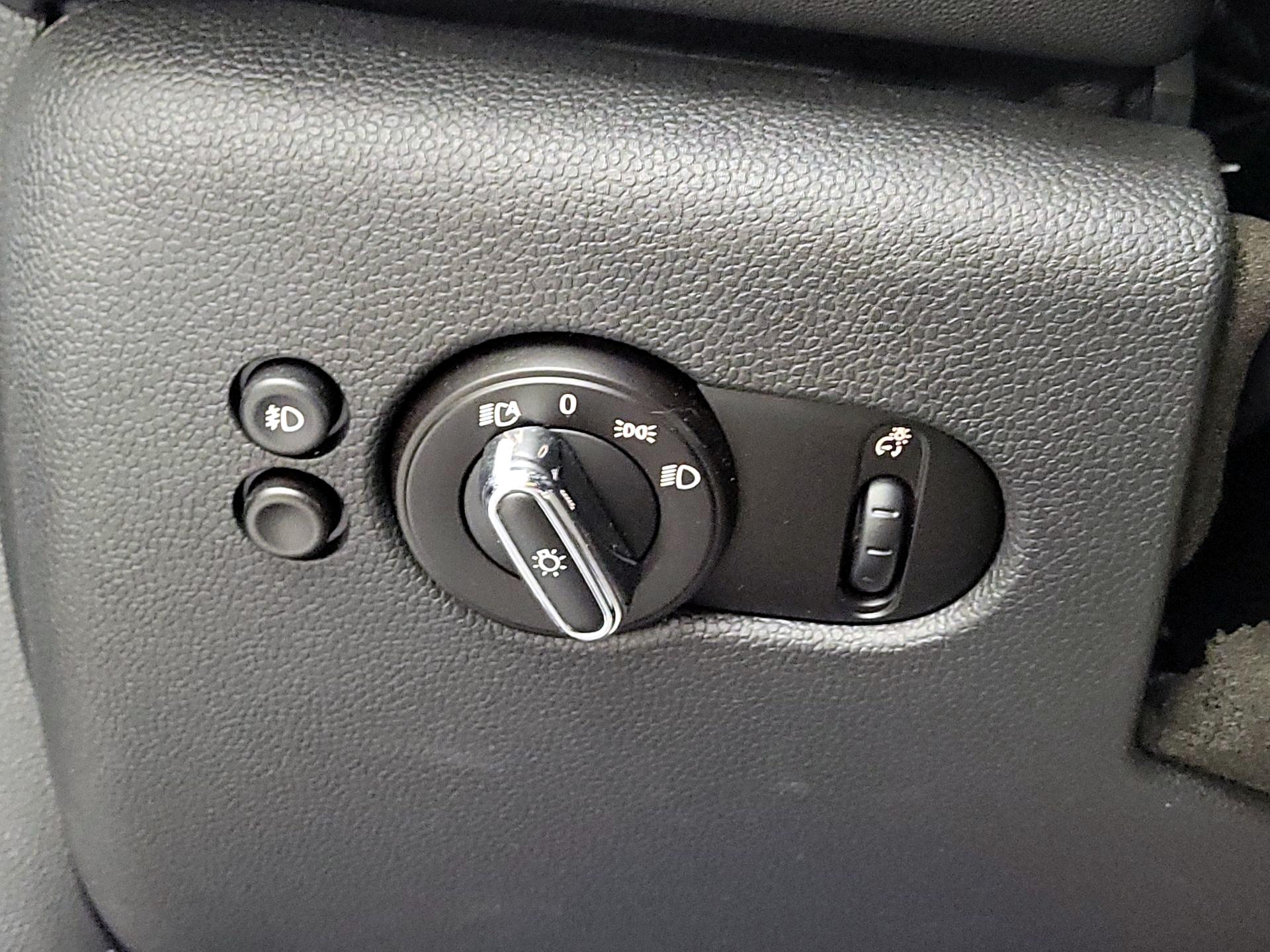 Thumbnail: 2015 MINI Cooper Hardtop - 13