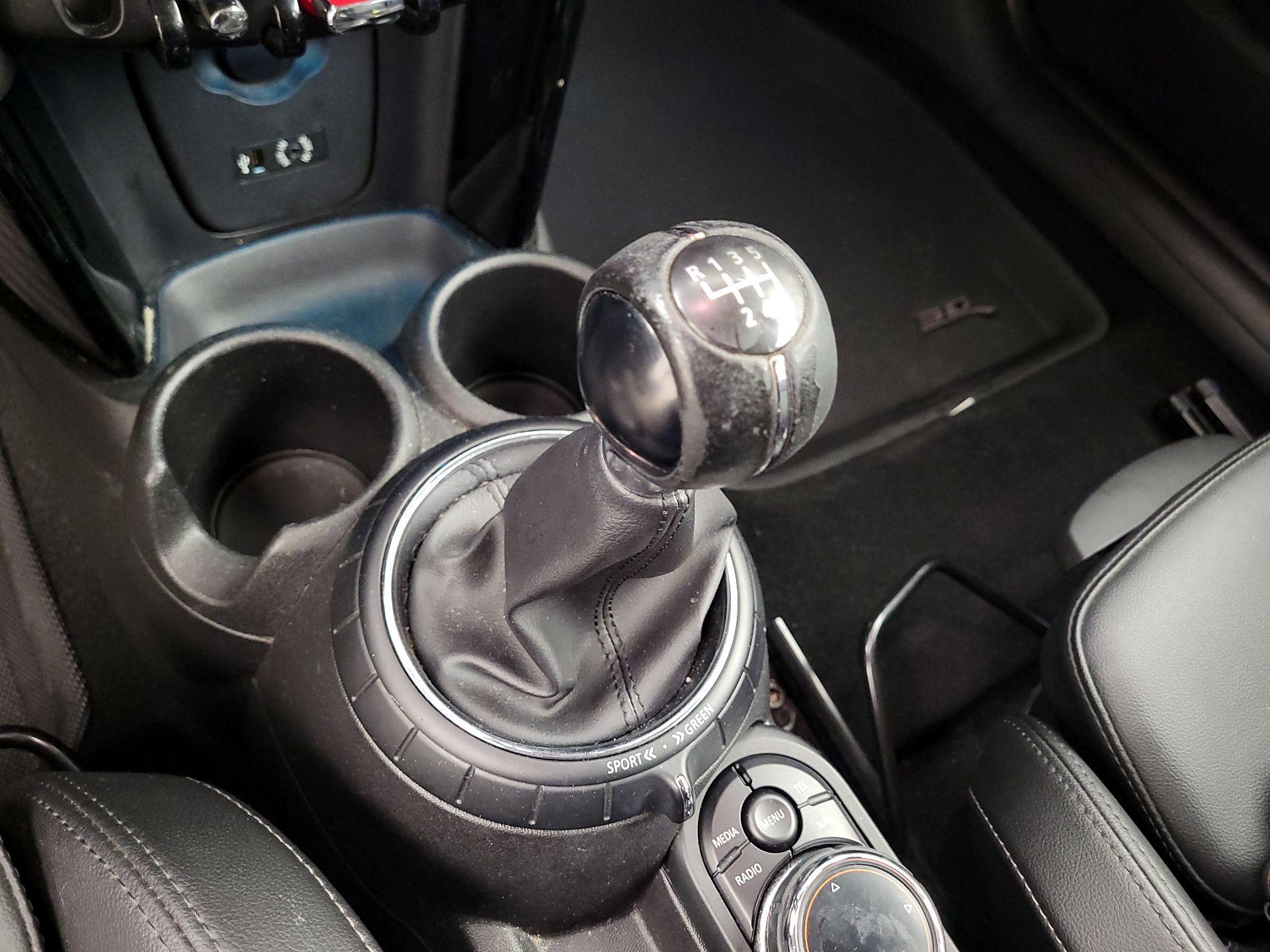 Thumbnail: 2015 MINI Cooper Hardtop - 17