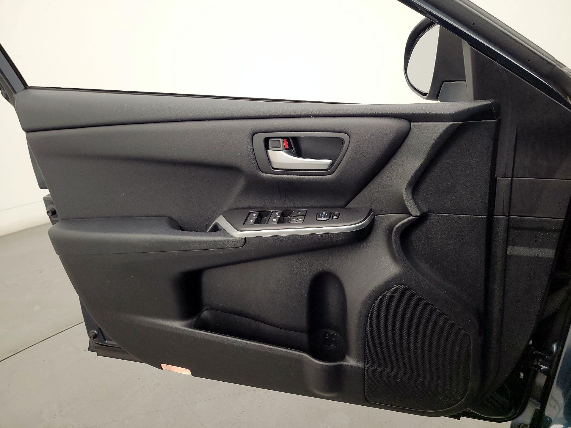 Thumbnail: 2016 Toyota Camry - 12