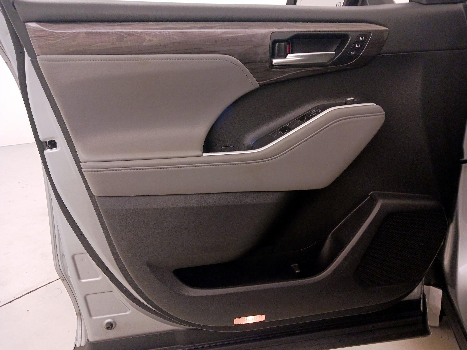 Thumbnail: 2020 Toyota Highlander - 12