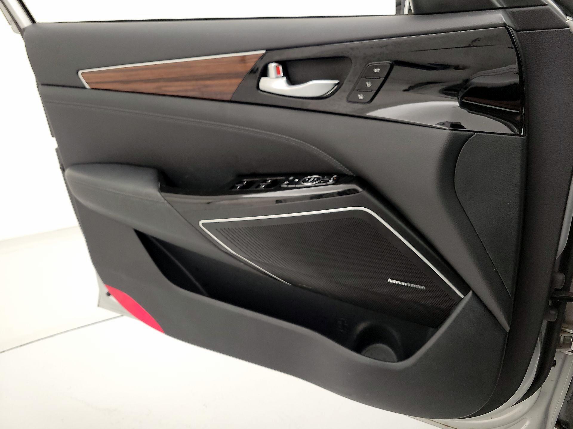 Thumbnail: 2017 Kia Cadenza - 12