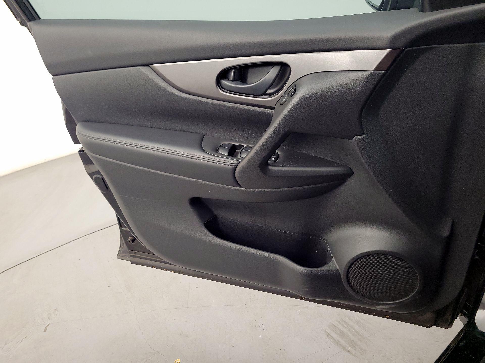 Thumbnail: 2019 Nissan Rogue Sport - 12