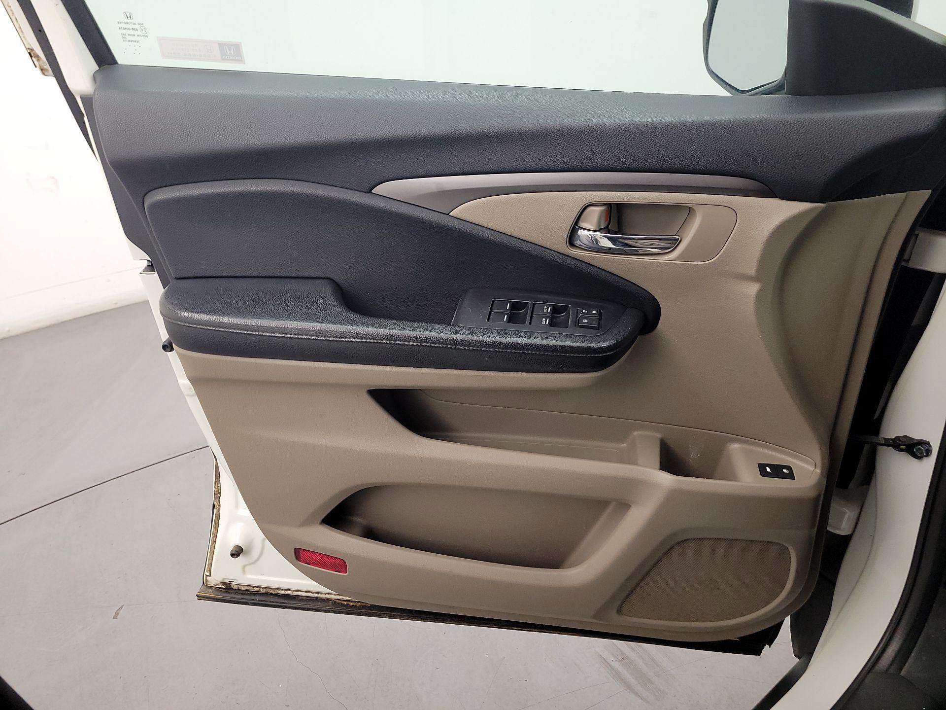 Thumbnail: 2017 Honda Pilot - 12