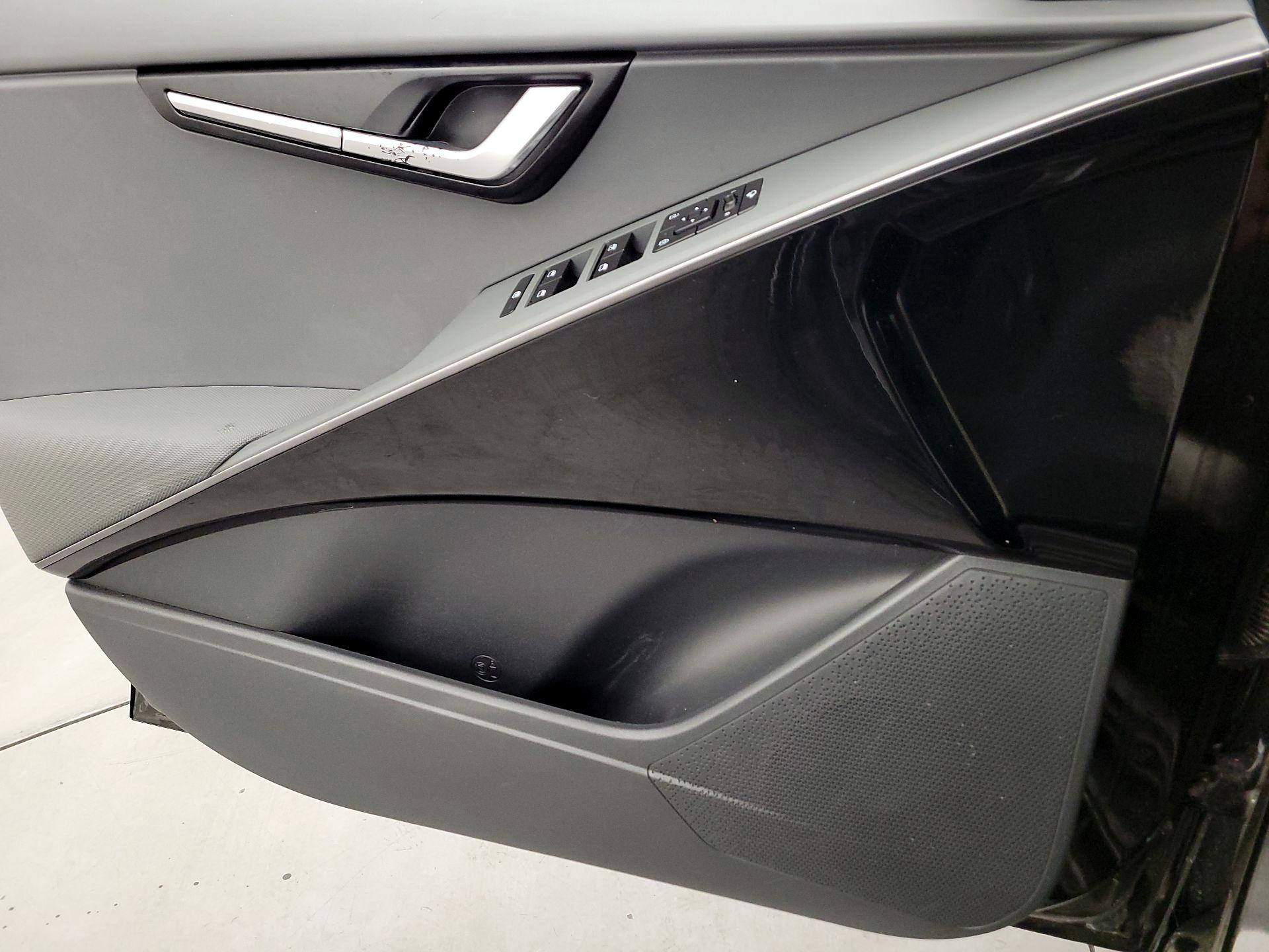 Thumbnail: 2023 Kia Niro - 12