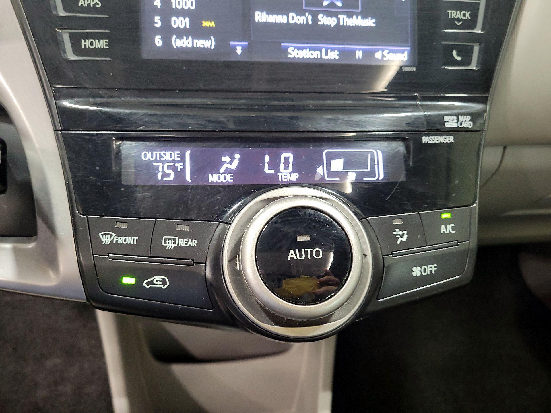 Thumbnail: 2015 Toyota Prius v - 14