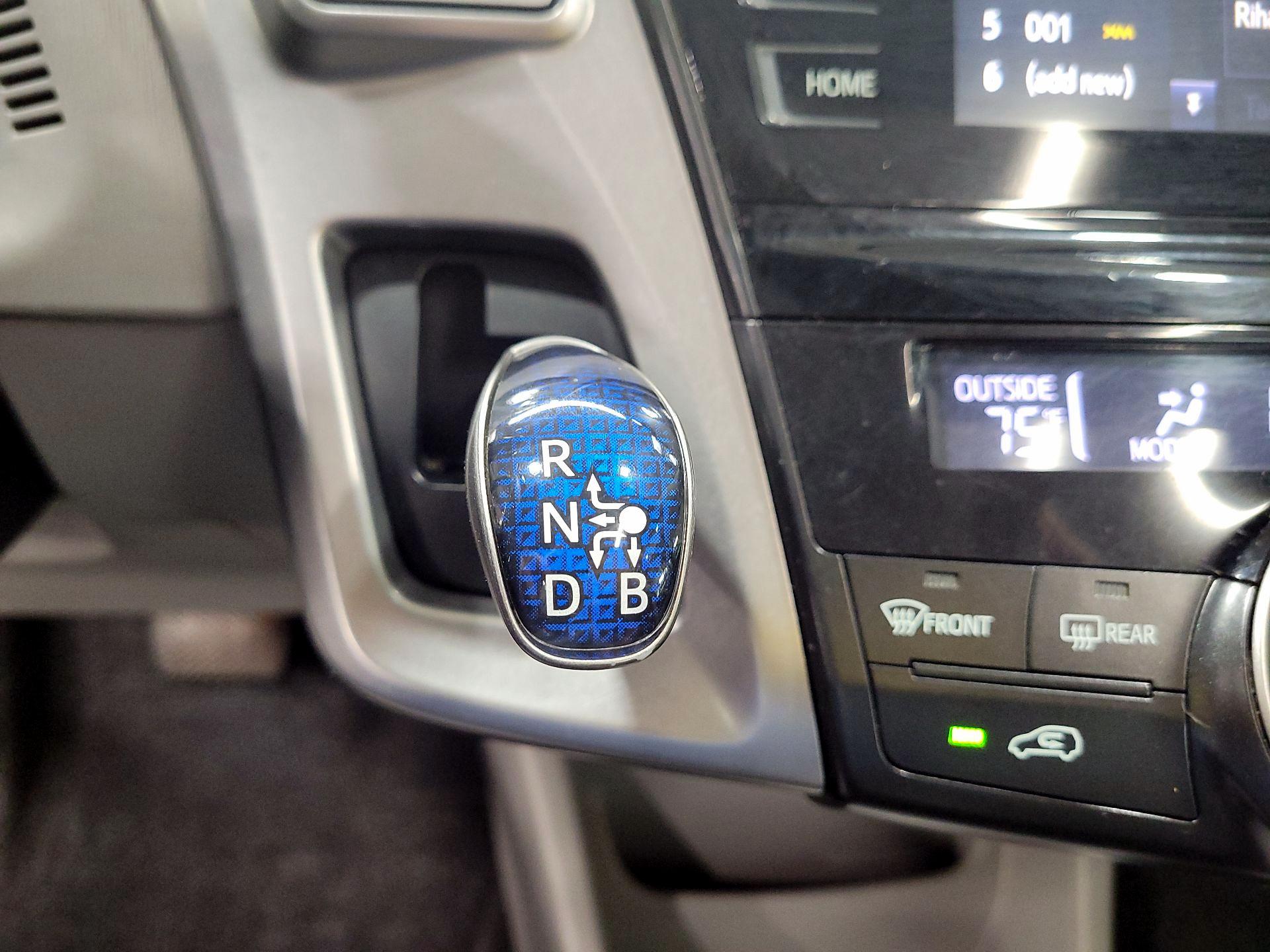 Thumbnail: 2015 Toyota Prius v - 15