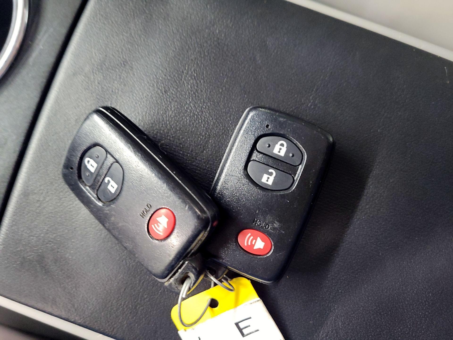 Thumbnail: 2015 Toyota Prius v - 18