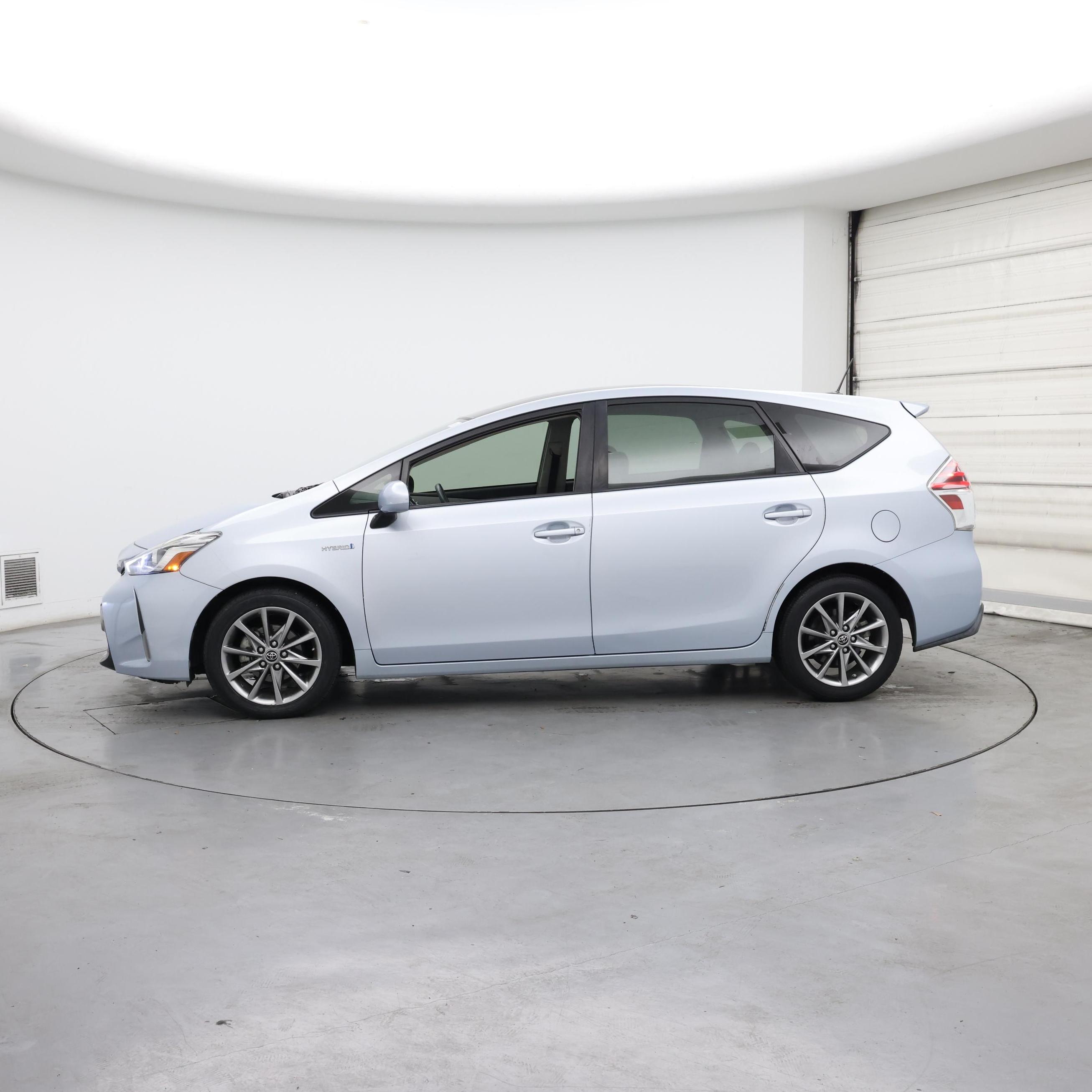 Thumbnail: 2015 Toyota Prius v - 3