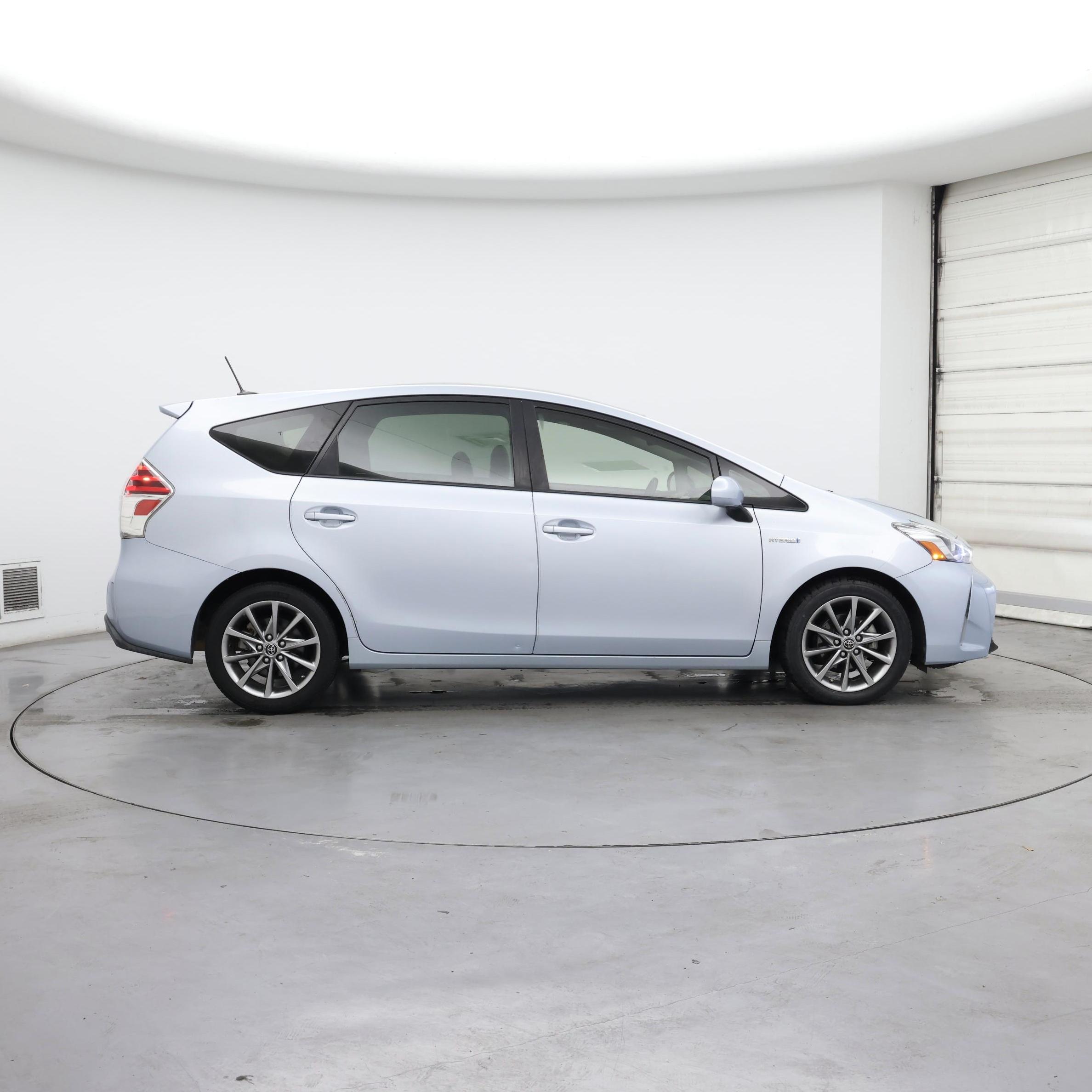 Thumbnail: 2015 Toyota Prius v - 7