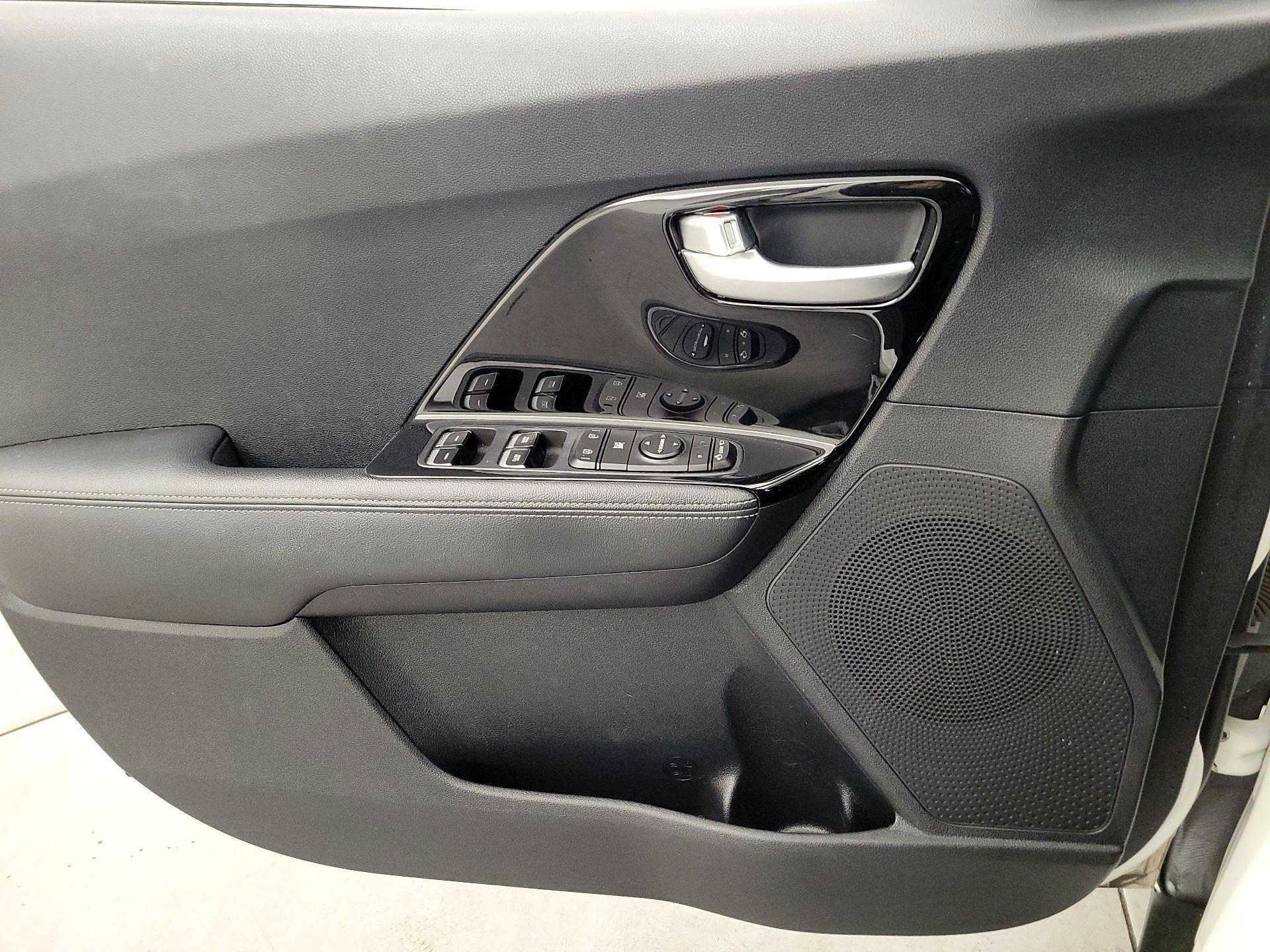 Thumbnail: 2017 Kia Niro - 12