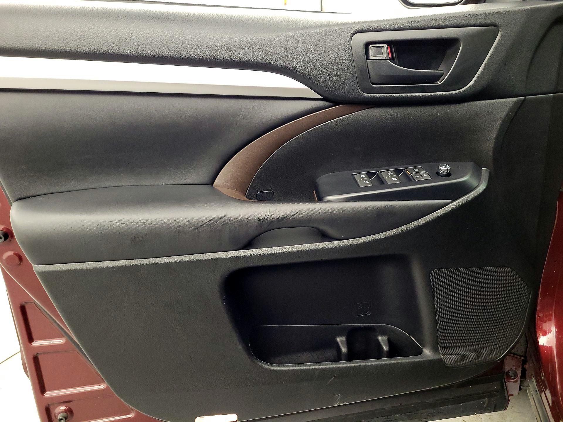 Thumbnail: 2018 Toyota Highlander - 12