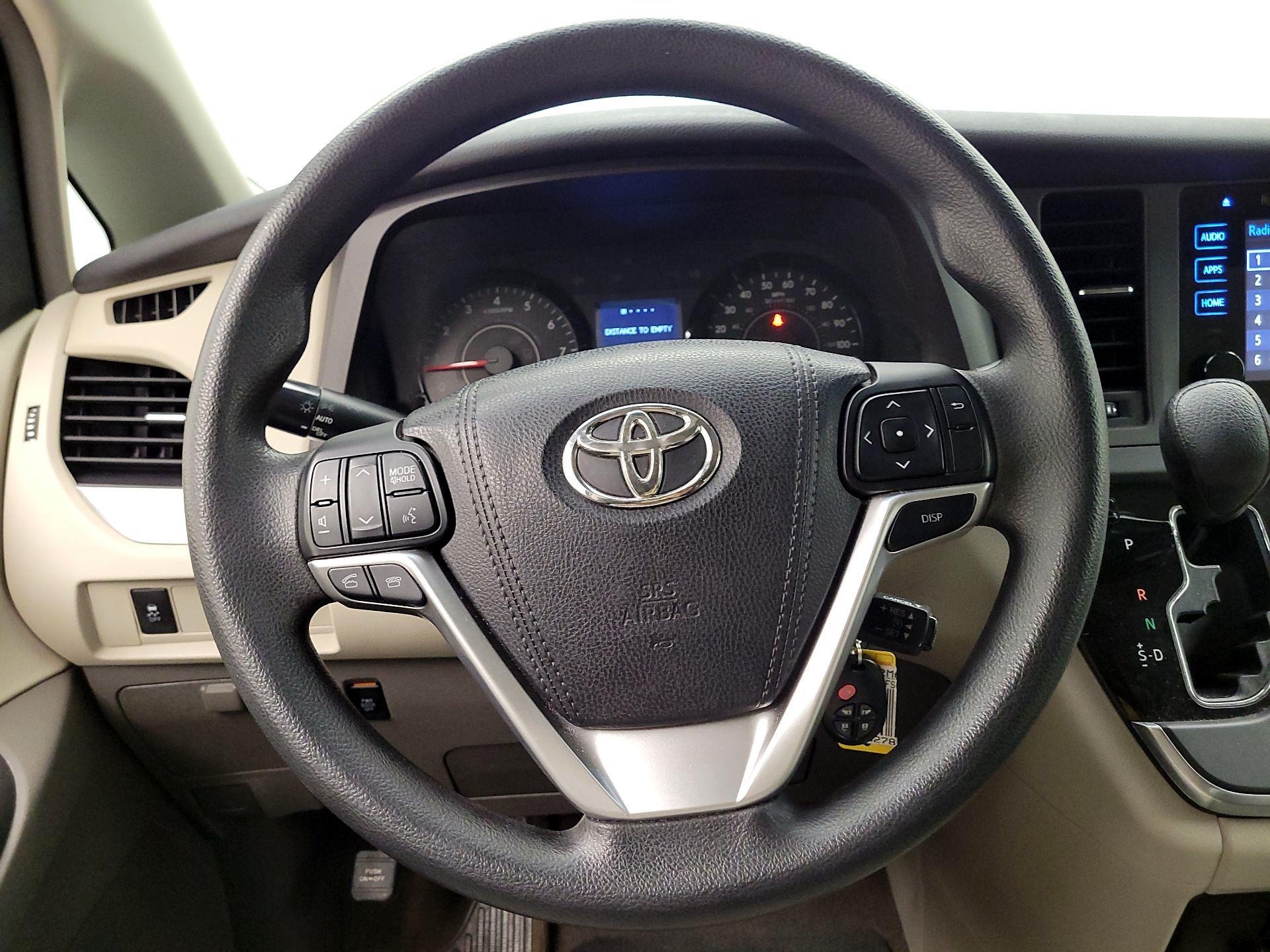 Thumbnail: 2015 Toyota Sienna - 10