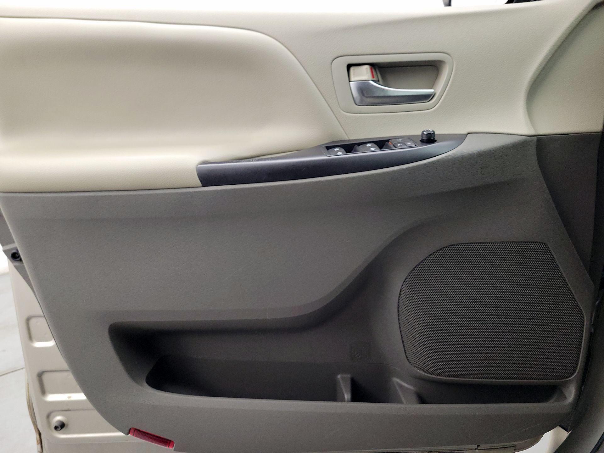 Thumbnail: 2015 Toyota Sienna - 12