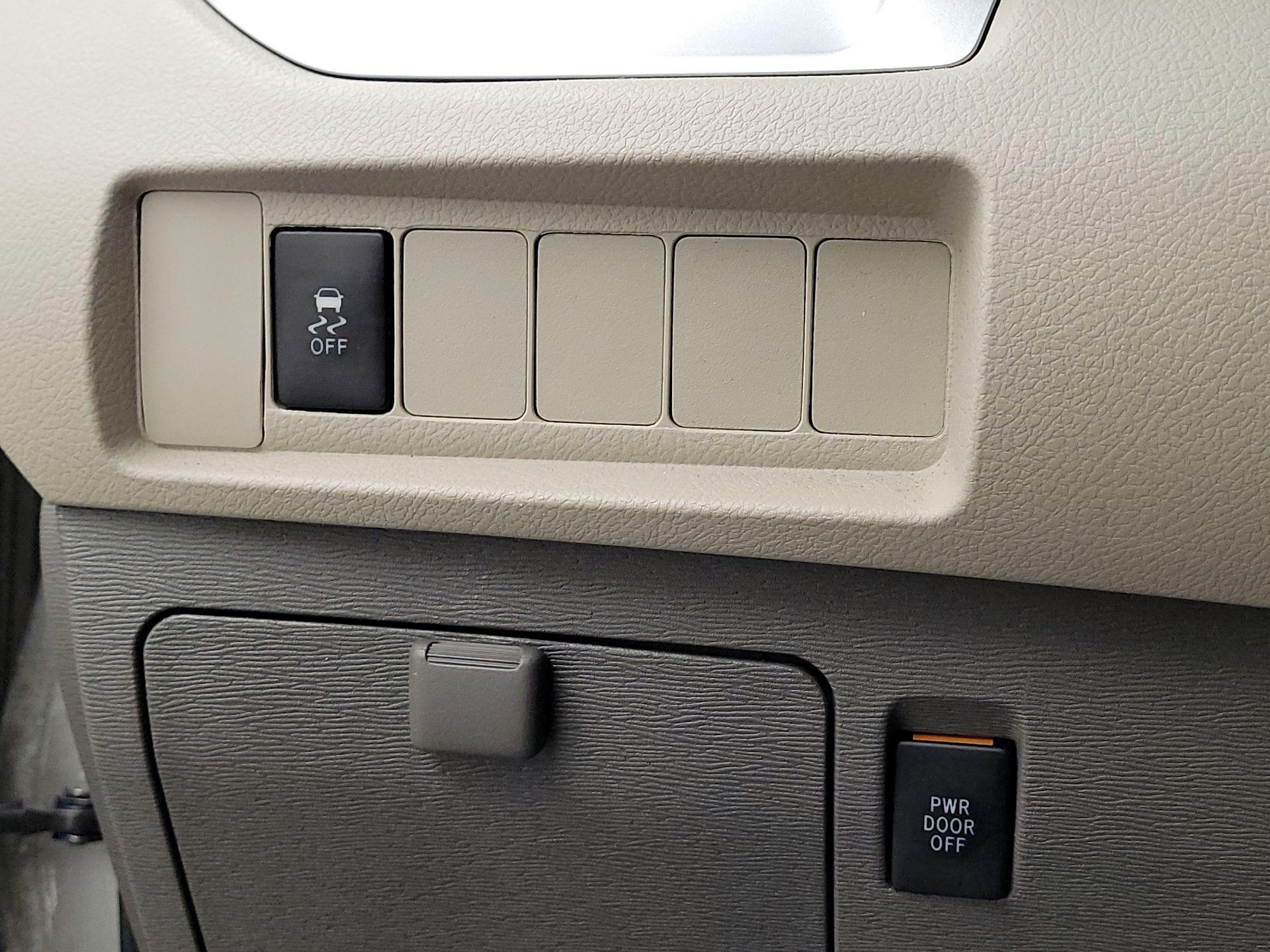 Thumbnail: 2015 Toyota Sienna - 13