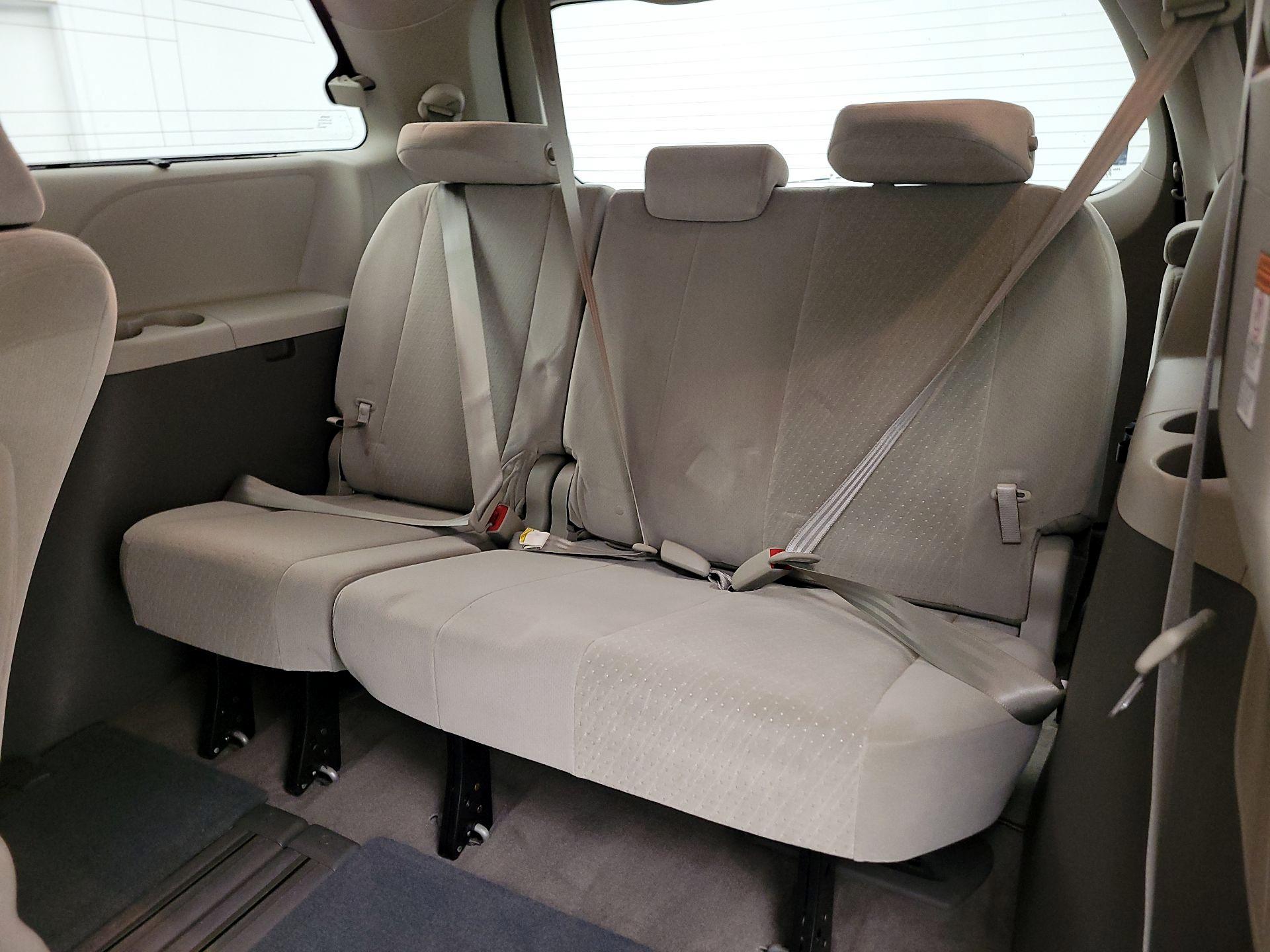 Thumbnail: 2015 Toyota Sienna - 20