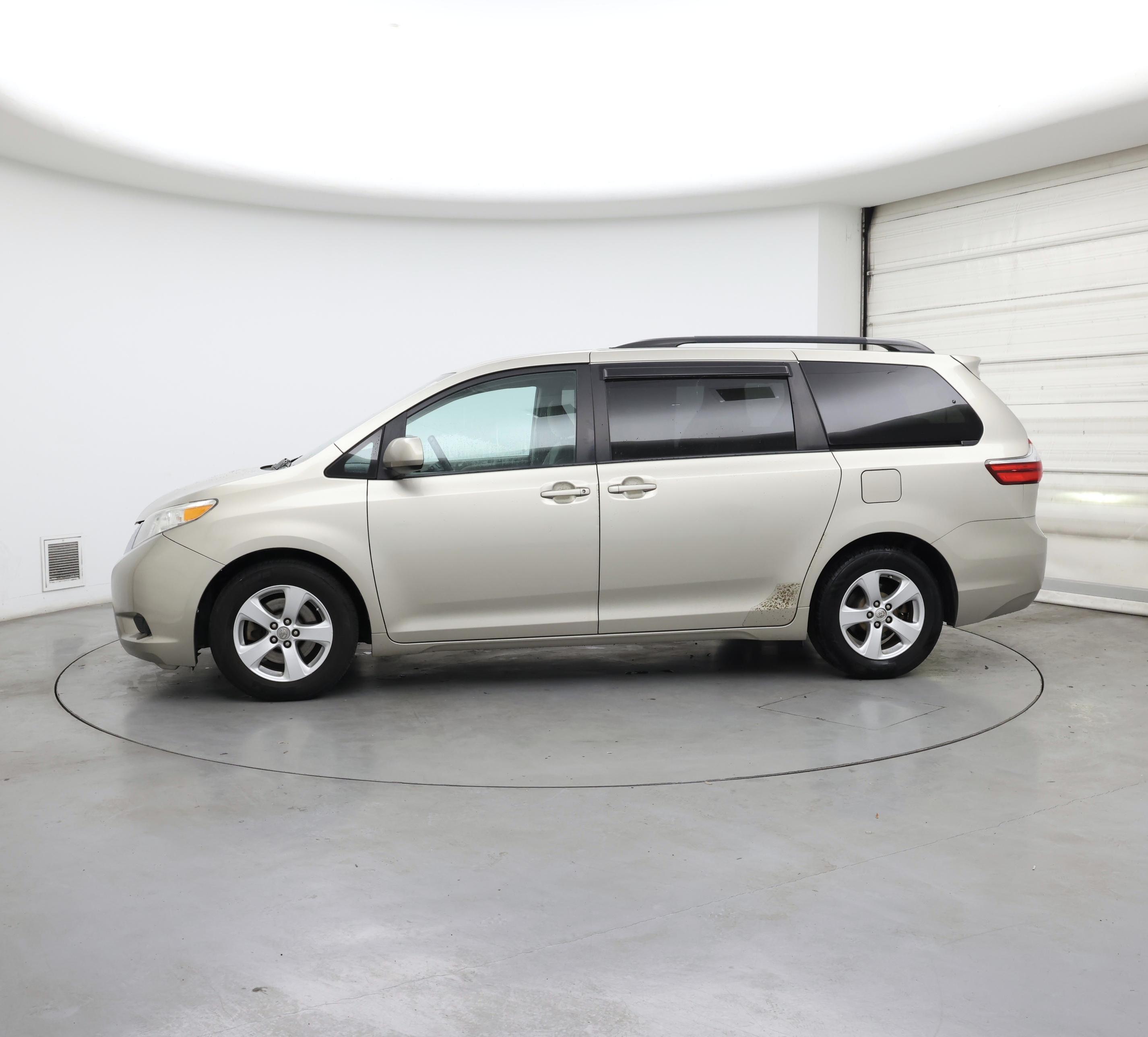 Thumbnail: 2015 Toyota Sienna - 3