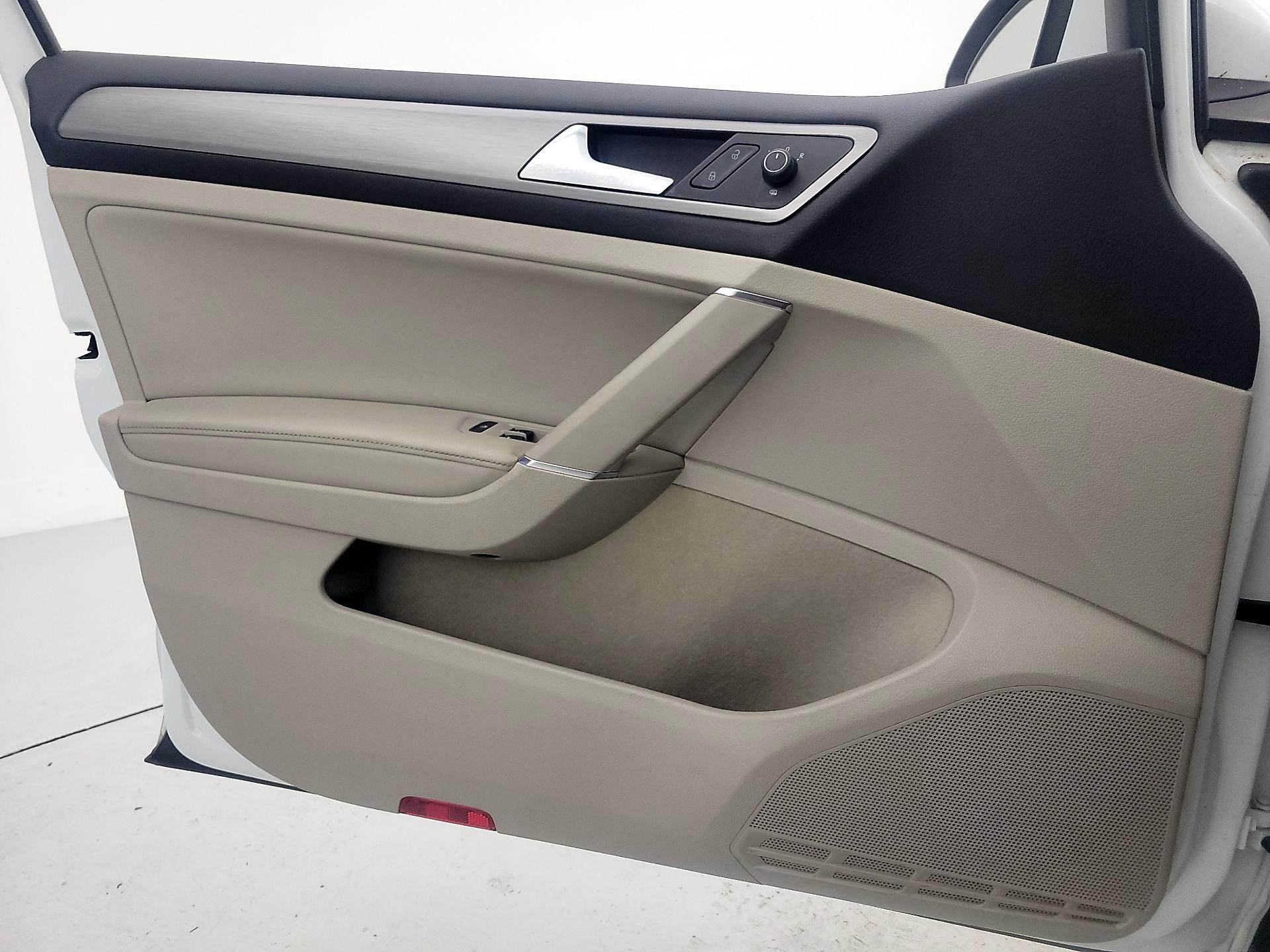 Thumbnail: 2015 Volkswagen Golf - 12