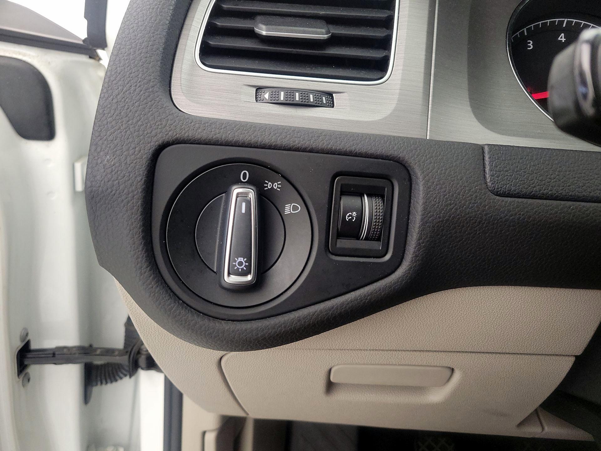 Thumbnail: 2015 Volkswagen Golf - 13