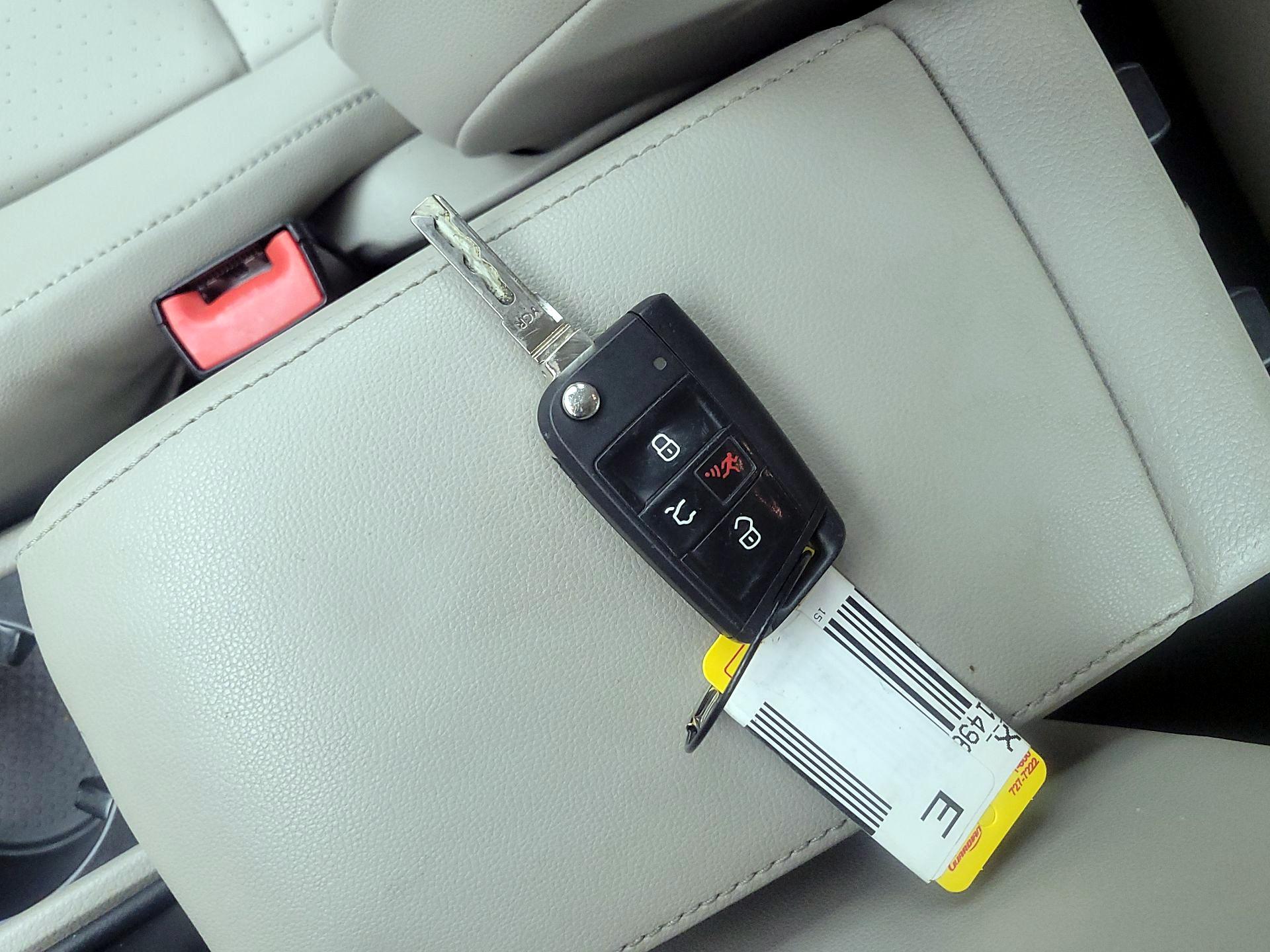 Thumbnail: 2015 Volkswagen Golf - 20