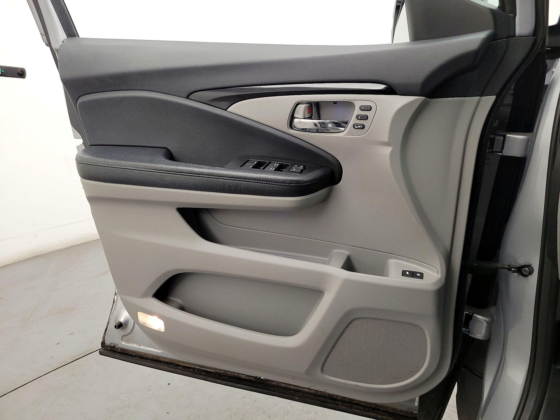 Thumbnail: 2017 Honda Pilot - 12